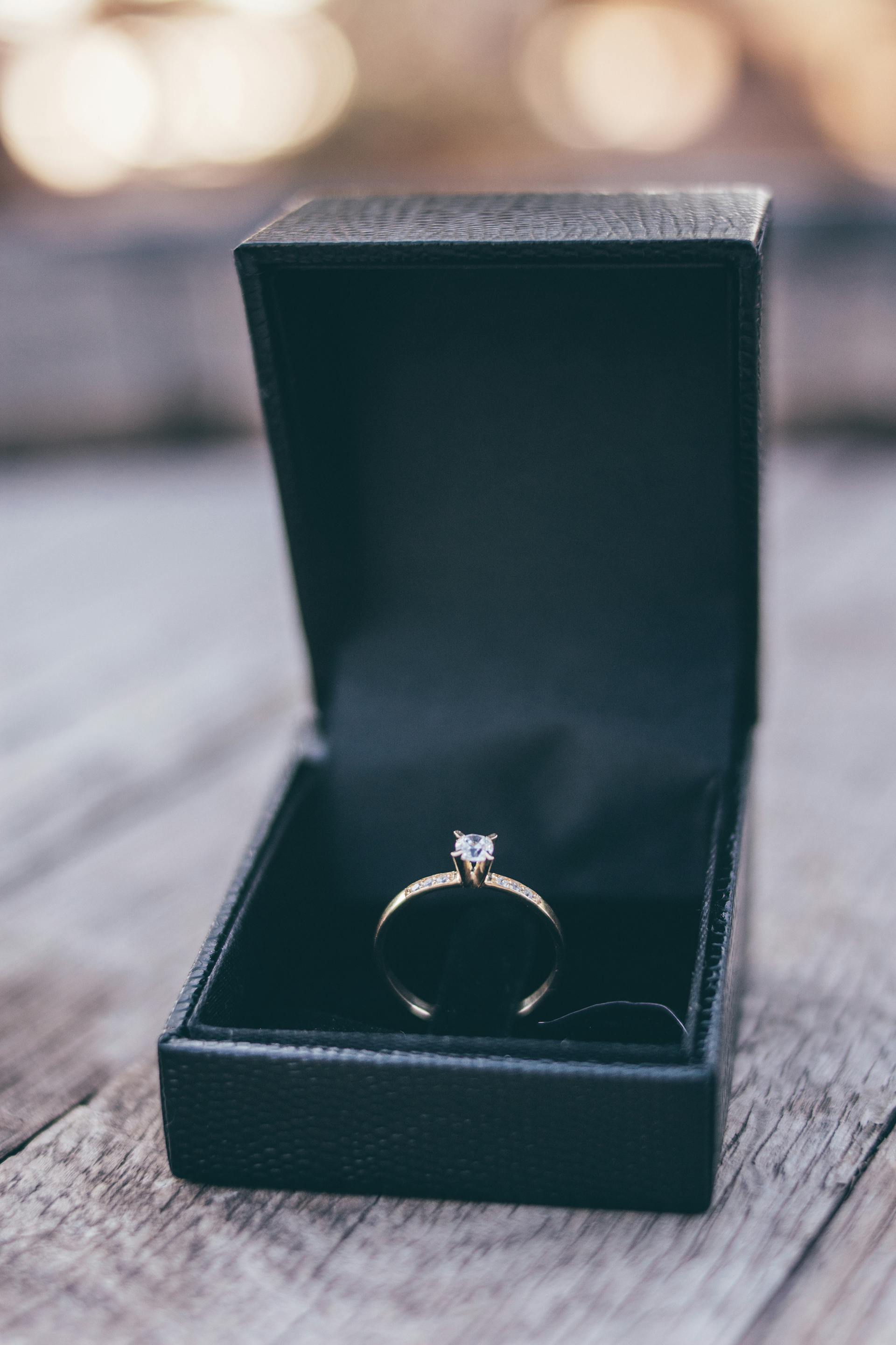 Un anillo en una caja | Fuente: Pexels
