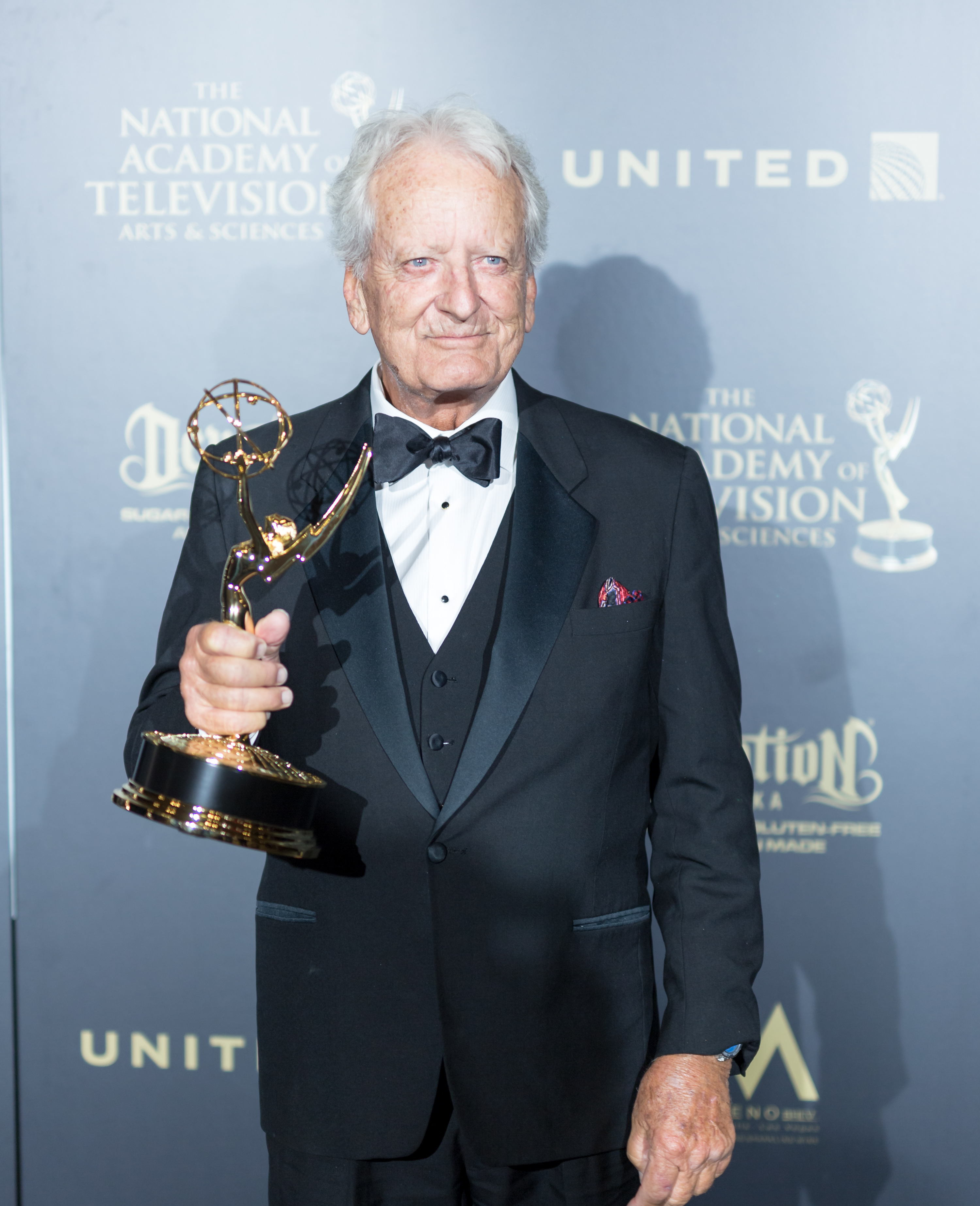 Nicolas Coster muestra su premio Emmy en la 44ª edición de los Premios Emmy Daytime a las Artes Creativas en Pasadena, California, el 28 de abril de 2017. | Fuente: Getty Images