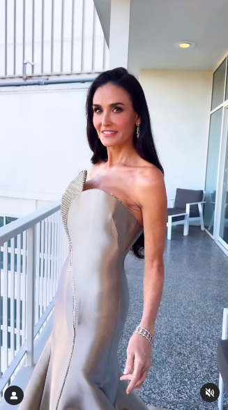 Demi Moore dando vueltas con su vestido. | Fuente: Instagram/bradgoreski