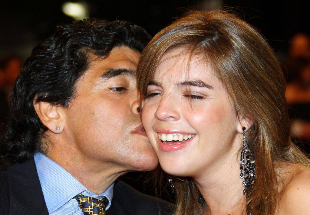 Diego Maradona (izq.) besa a su hija Dalma a su llegada a la proyección del documental "Maradona by Kusturica", del director serbio Emir Kusturica, en la 61ª edición del Festival Internacional de Cine de Cannes, el 20 de mayo de 2008 en Cannes, en el sur de Francia. | Fuente: Getty Images