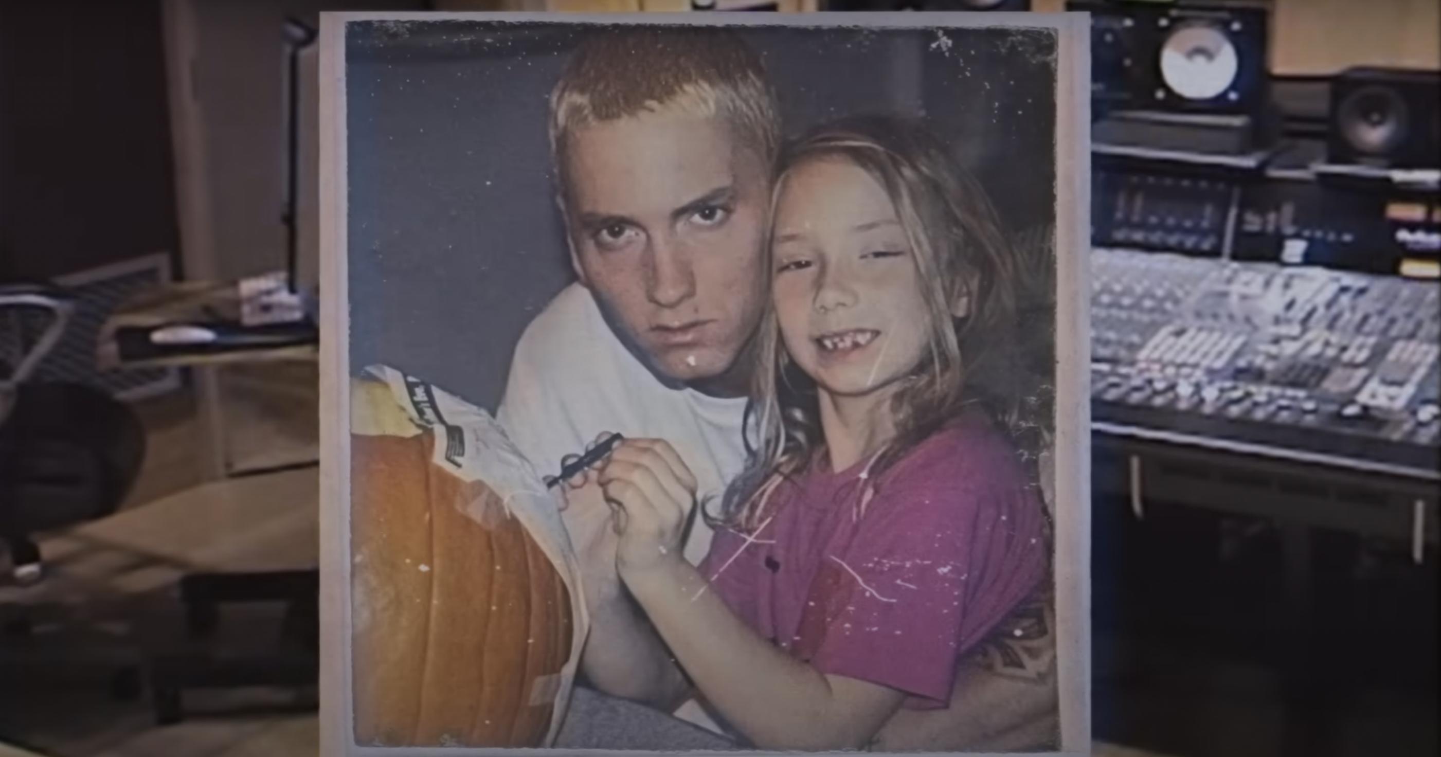 Eminem y su hija Hailie Jade en un clip subido el 3 de octubre de 2024 | Fuente: YouTube/EminemMusic