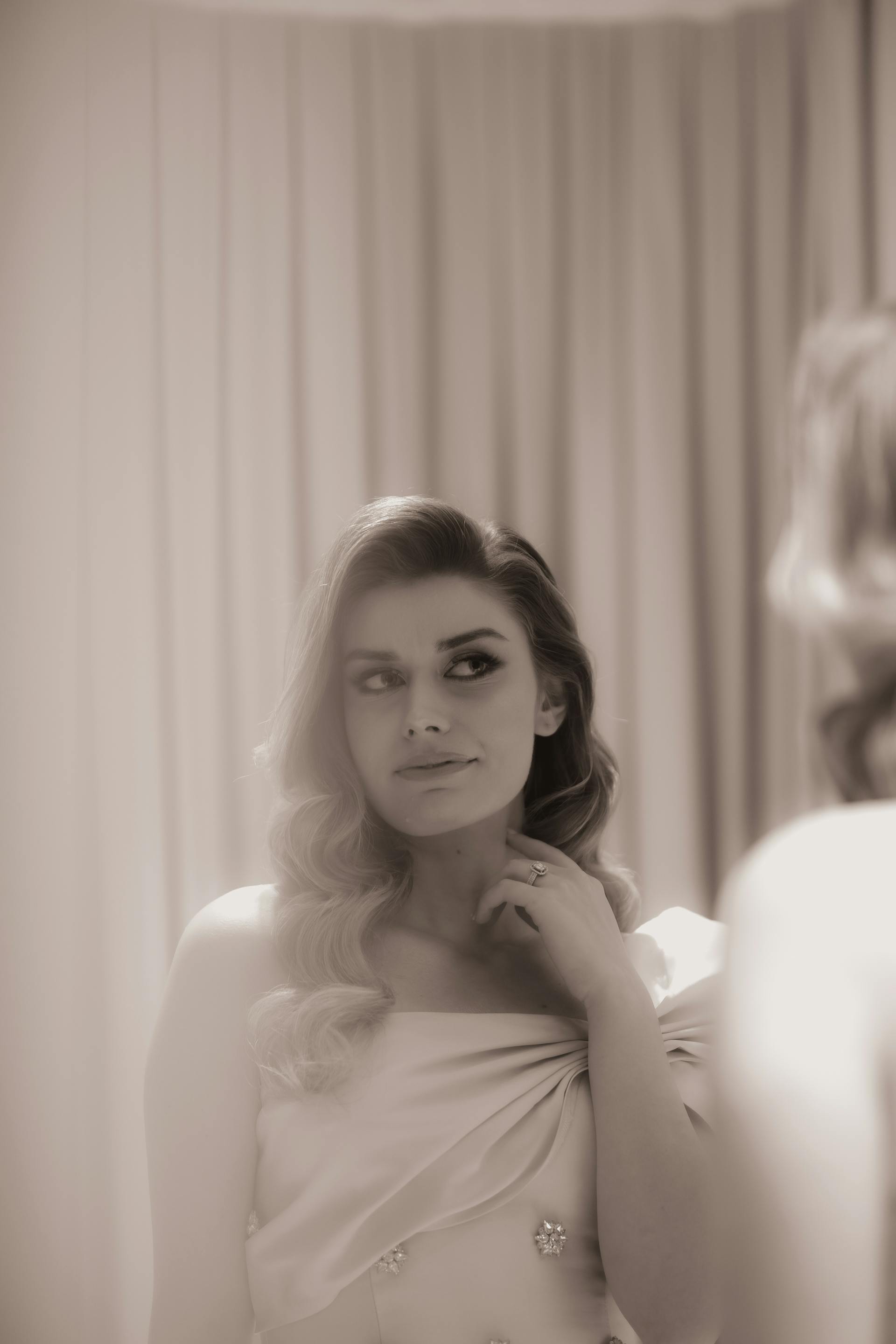 Foto en escala de grises de una novia mirándose al espejo | Fuente: Pexels