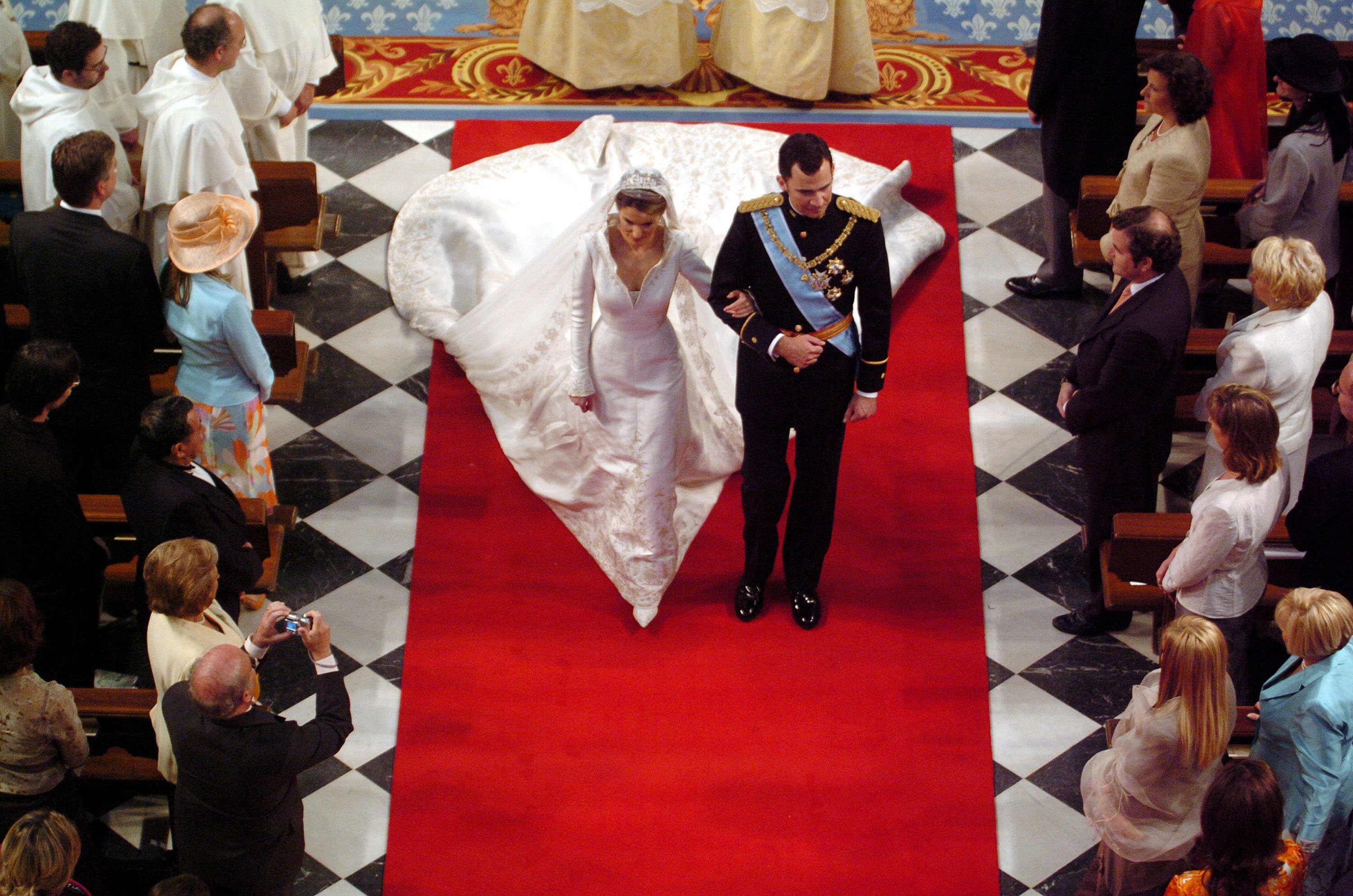 Felipe de Borbón y Letizia Ortiz en su boda en mayo de 2004 en Madrid || Fuente: Getty Images