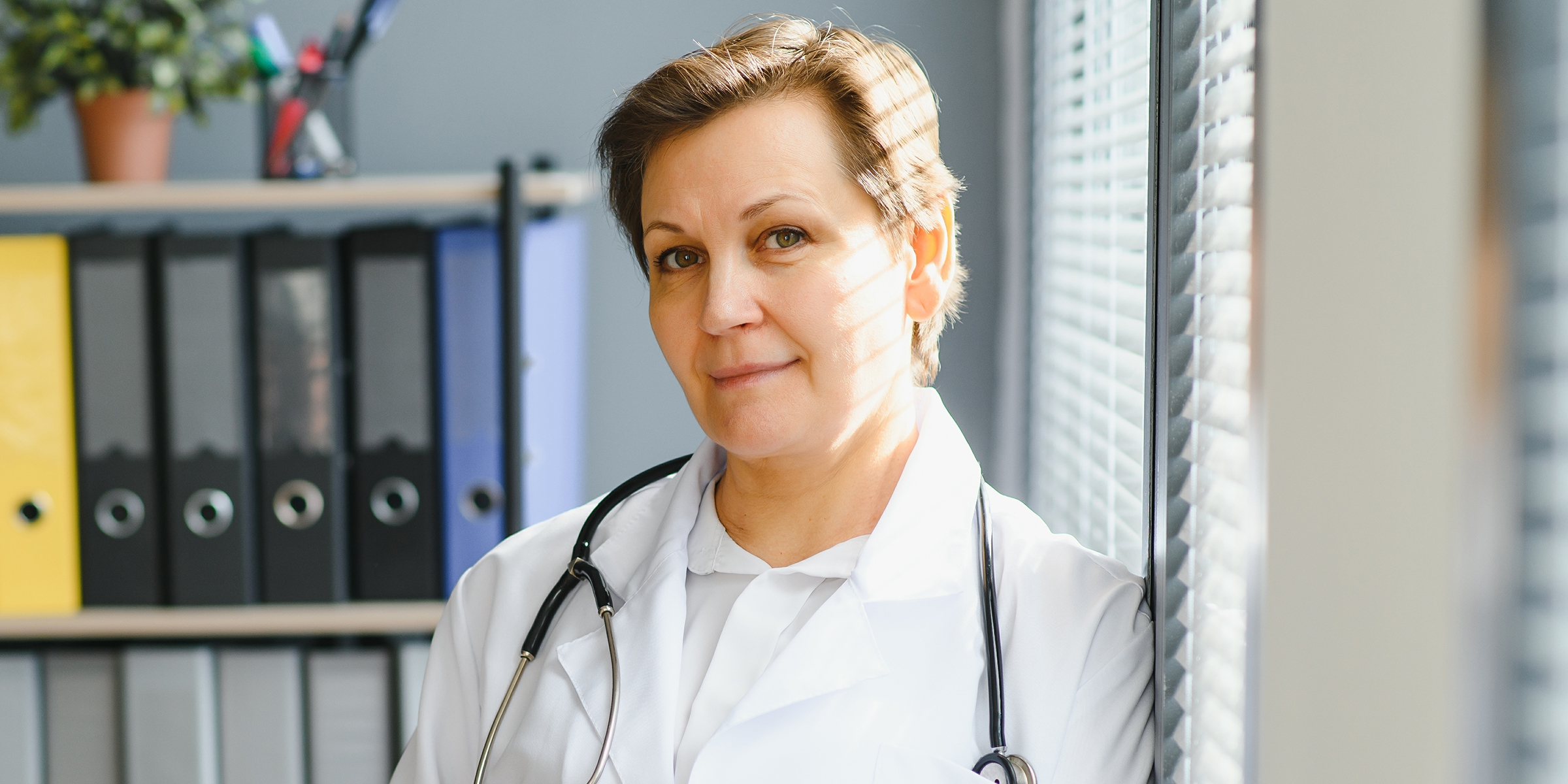 Doctora en su consulta | Fuente: Shutterstock