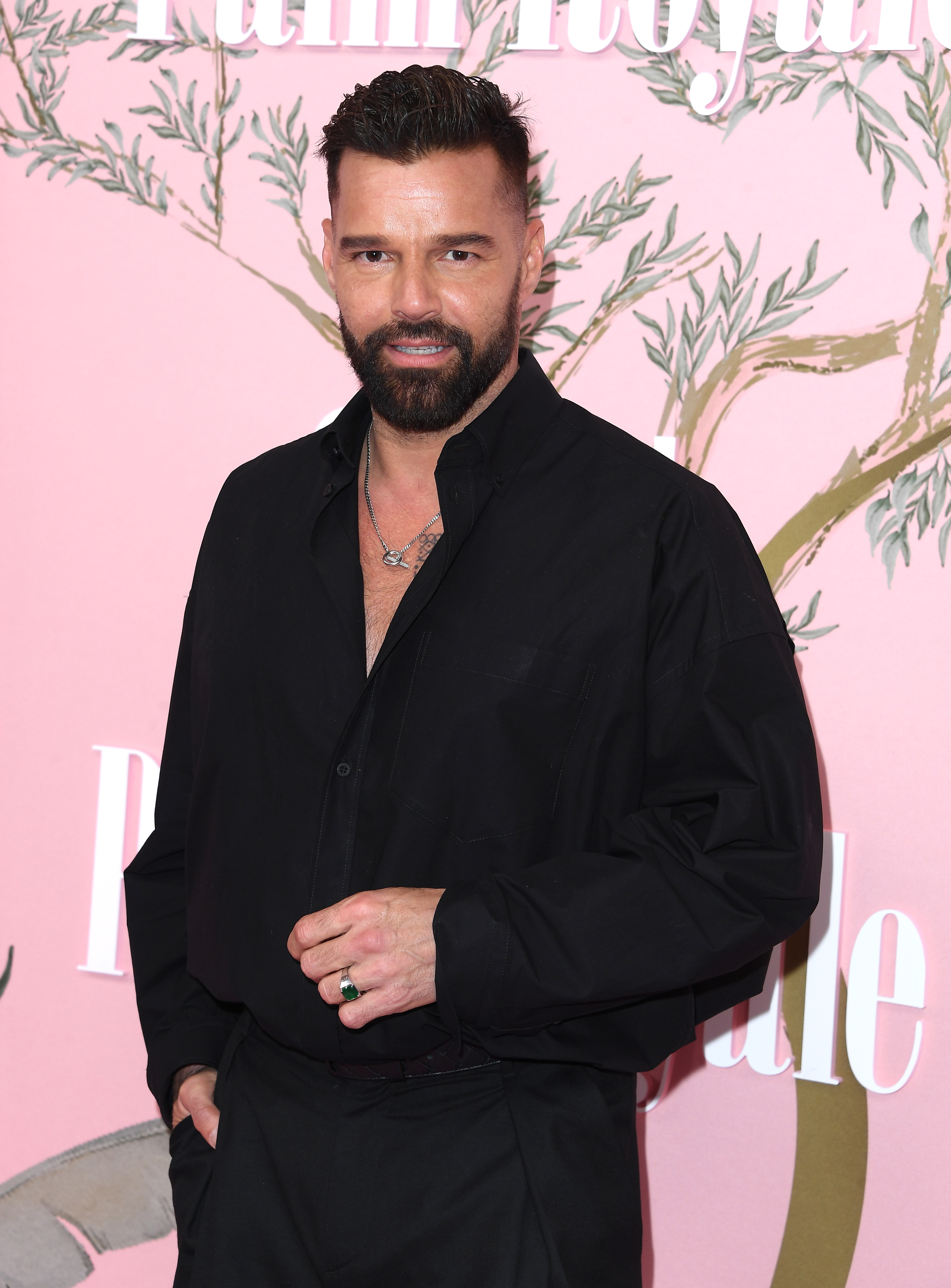 Ricky Martin llega al estreno mundial de "Palm Royale" de Apple TV+ en el Samuel Goldwyn Theater de Beverly Hills, California, el 14 de marzo de 2024 | Fuente: Getty Images