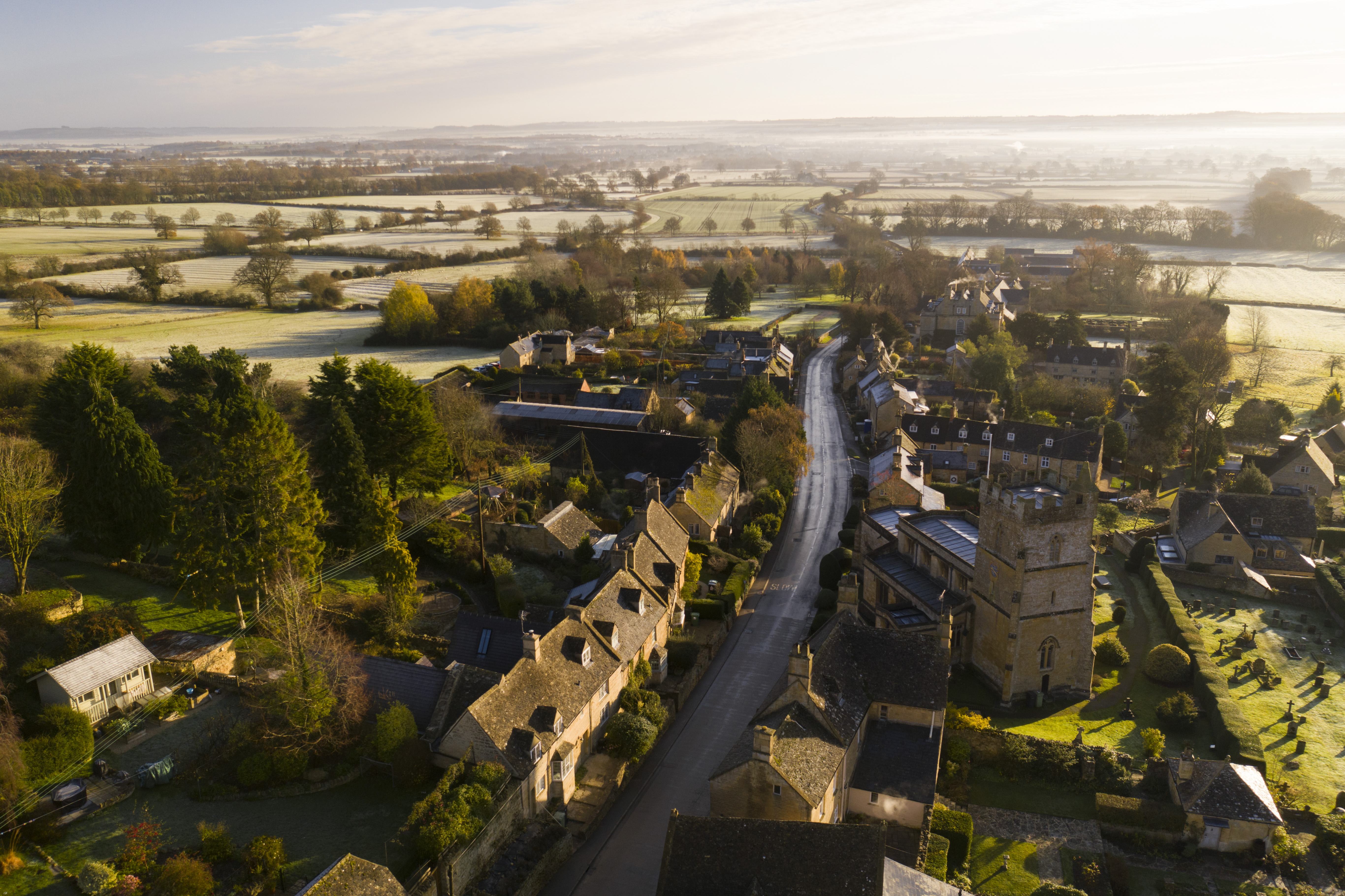 Una vista aérea muestra Bourton-on-the-Hill, en los Cotswolds, donde, según se dice, Harry y Meghan estaban buscando una casa definitiva tras su regreso. Se dice que entre sus prioridades estaban la privacidad, un terreno amplio y espacio suficiente para las necesidades de su familia. | Fuente: Getty Images