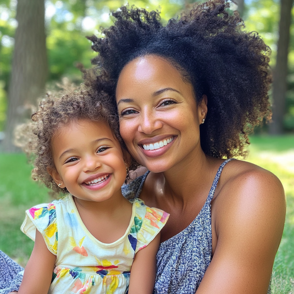 Una mujer sonriente con su hija | Fuente: Midjourney