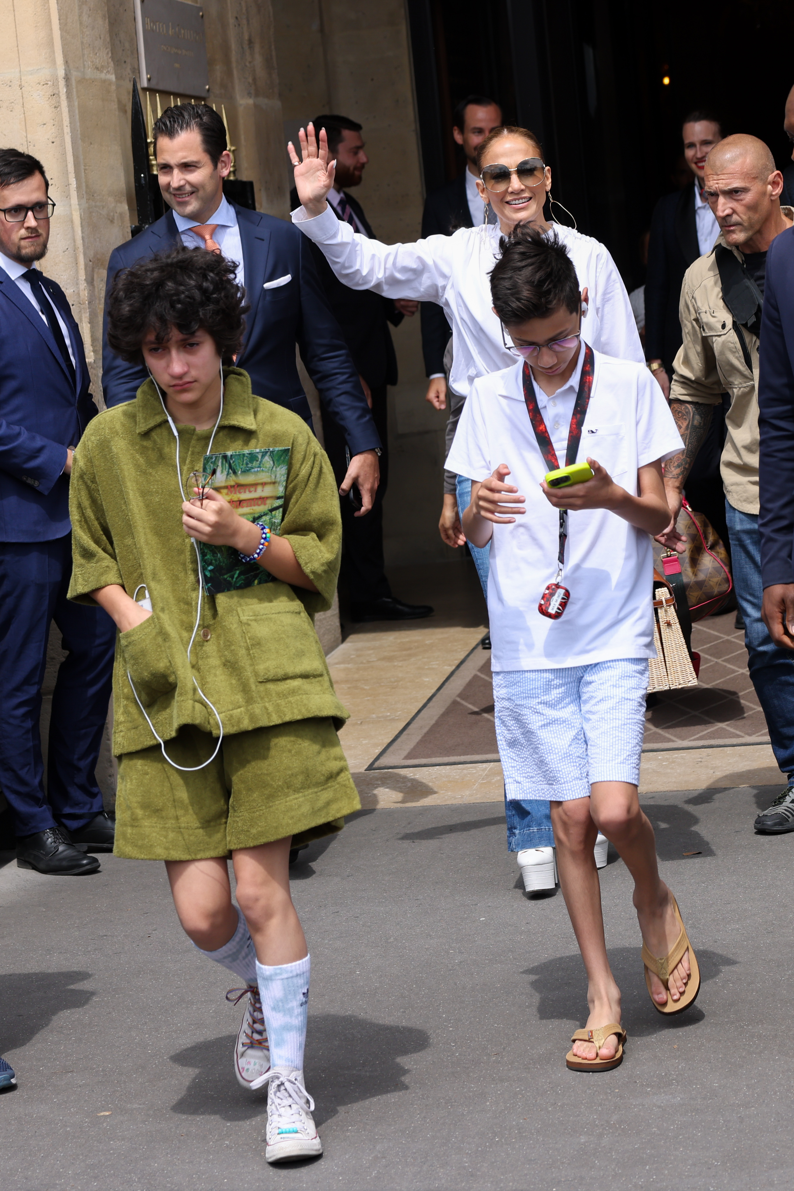 Jennifer Lopez, Emme Maribel y Maximilian David Muñiz son vistos saliendo del Hotel Crillon el 27 de julio de 2022, en París, Francia | Fuente: Getty Images