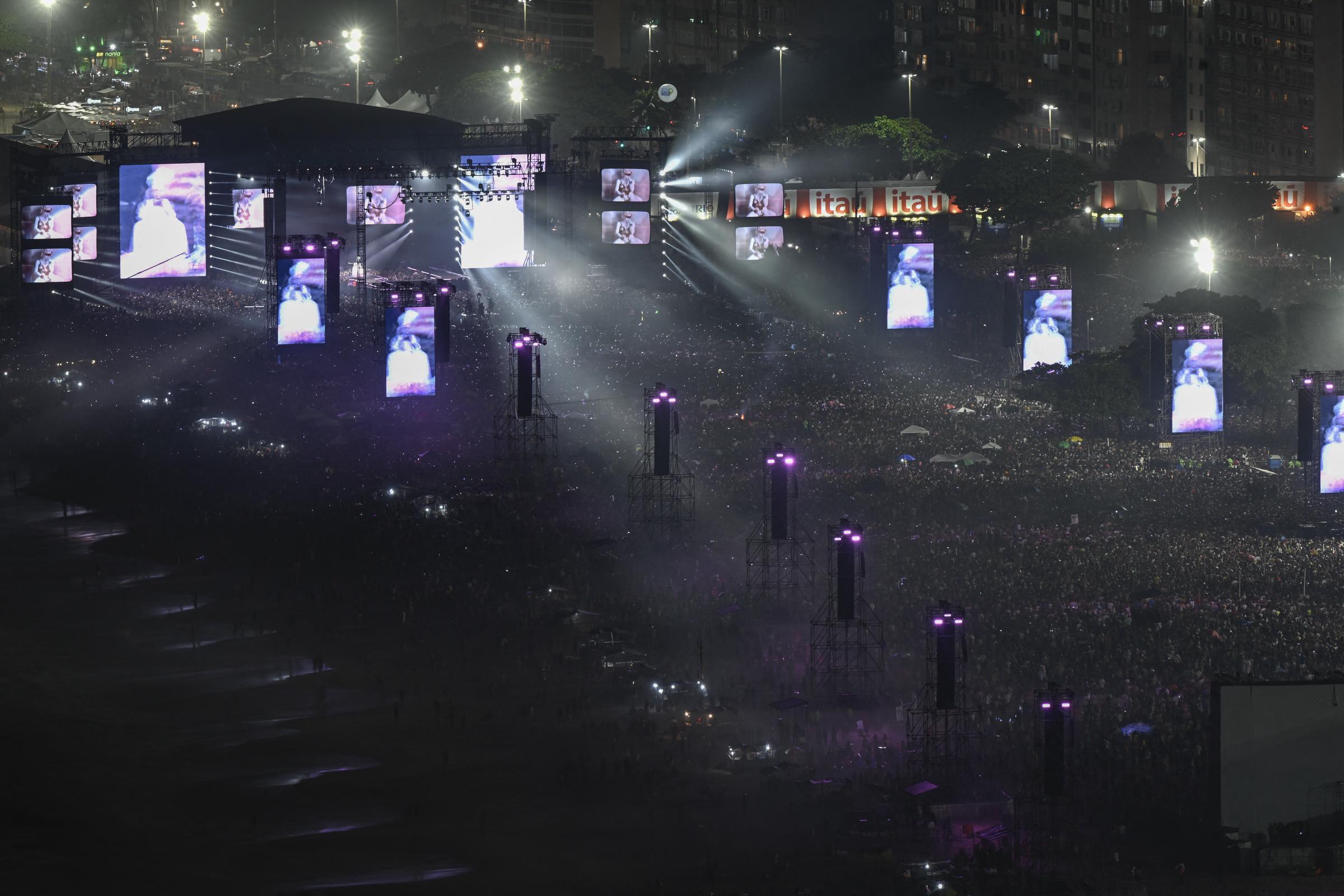Madonna actuando en el escenario durante un concierto gratuito en la playa de Copacabana en Río de Janeiro, Brasil, el 4 de mayo de 2024. | Fuente: Getty Images