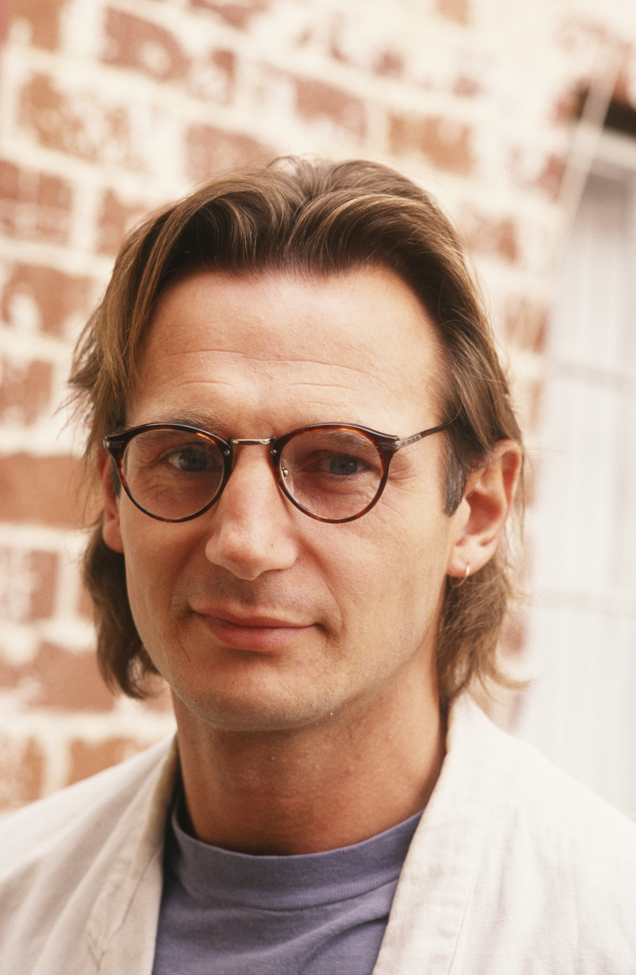 Liam Neeson, posa para una sesión de retratos fotográficos para "Dark Man", el 1 de enero de 1990 en Hollywood, California. | Fuente: Getty Images