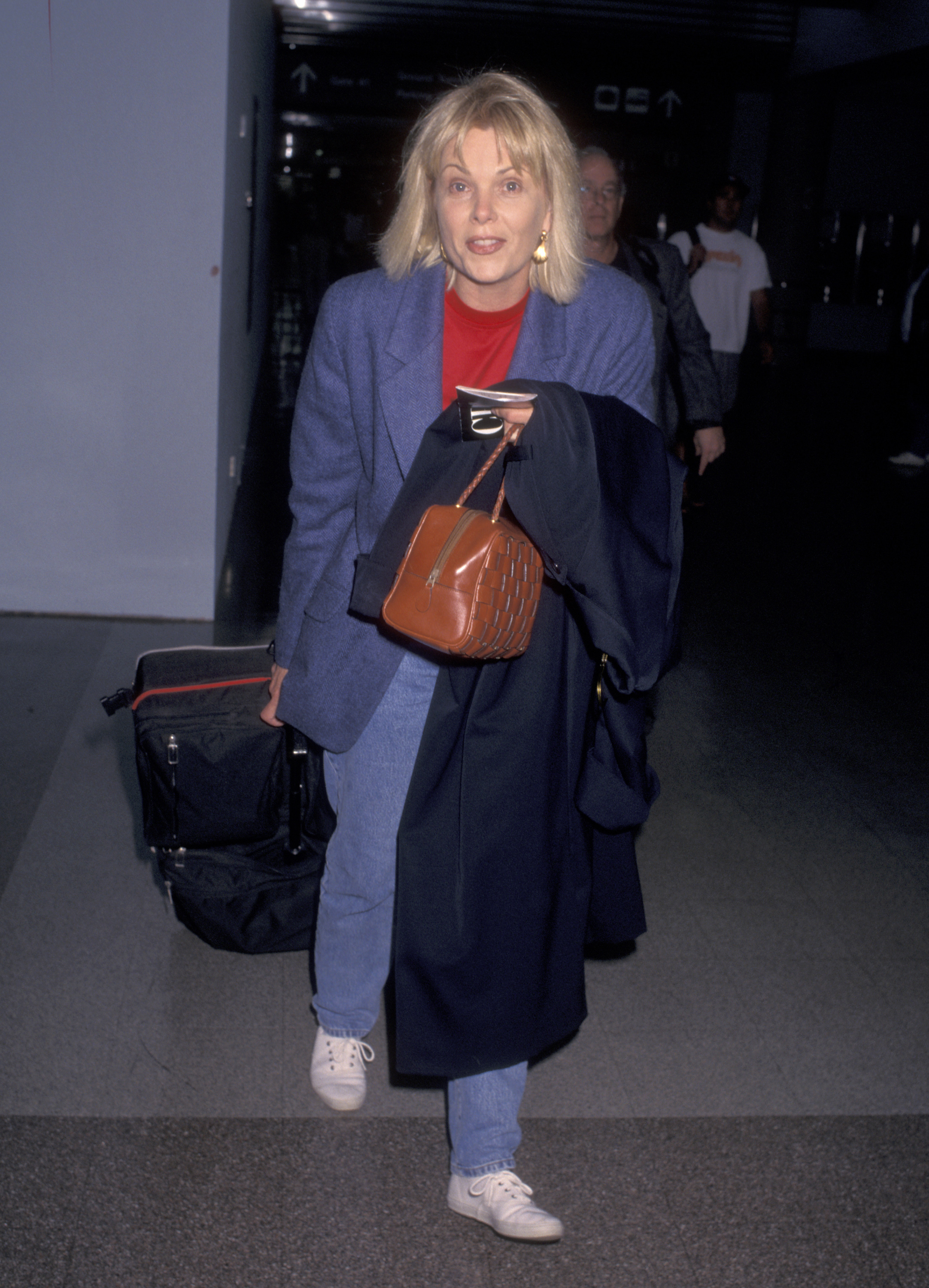 Ann Jillian vista saliendo del Aeropuerto Internacional de Los Ángeles el 7 de octubre de 1996, en Los Ángeles, California | Fuente: Getty Images