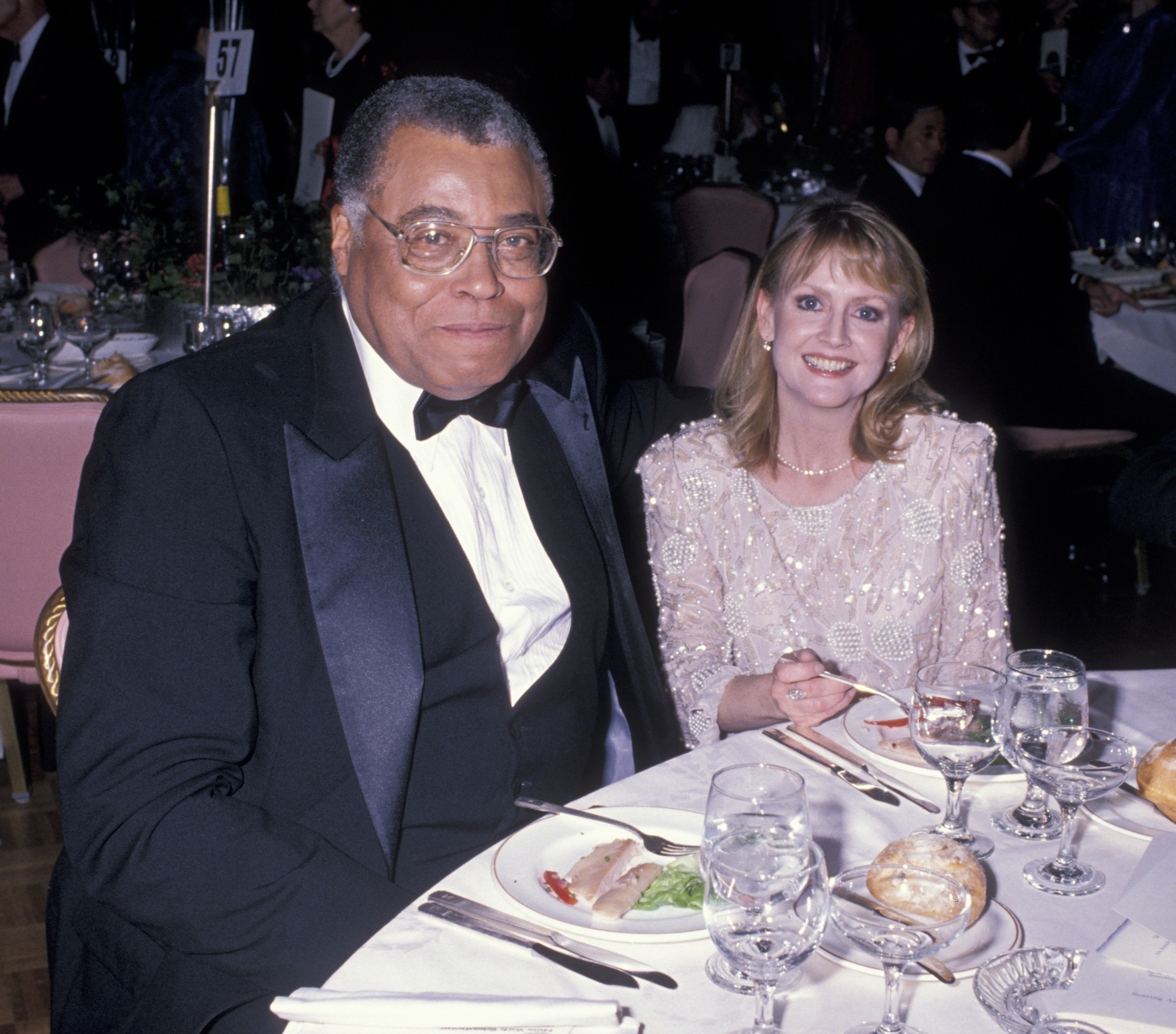 James Earl Jones y Cecilia Hart en la 43ª edición de los Premios Tony el 4 de junio de 1989, en Nueva York. | Fuente: Getty Images