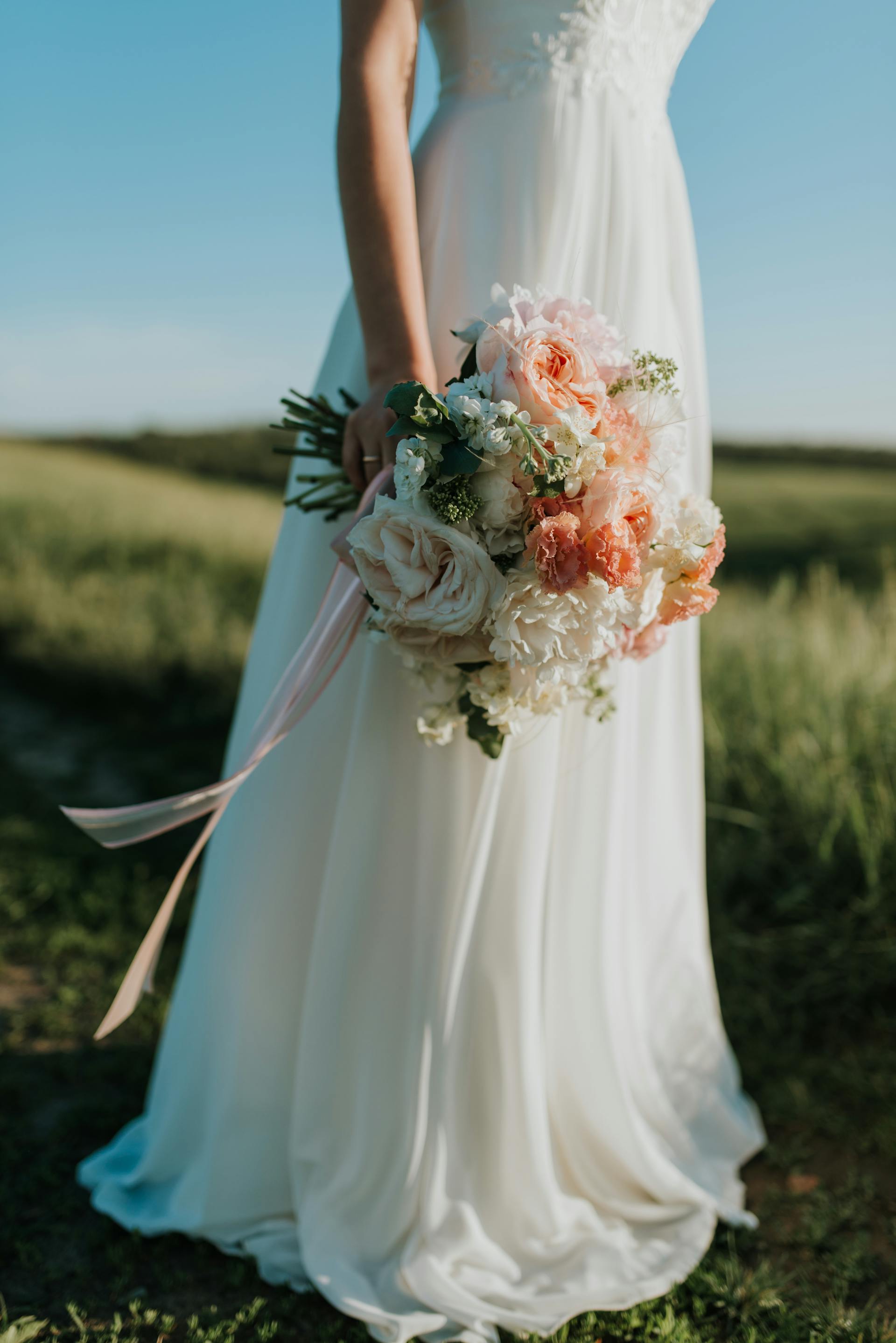 Una novia sujetando su ramo | Fuente: Pexels