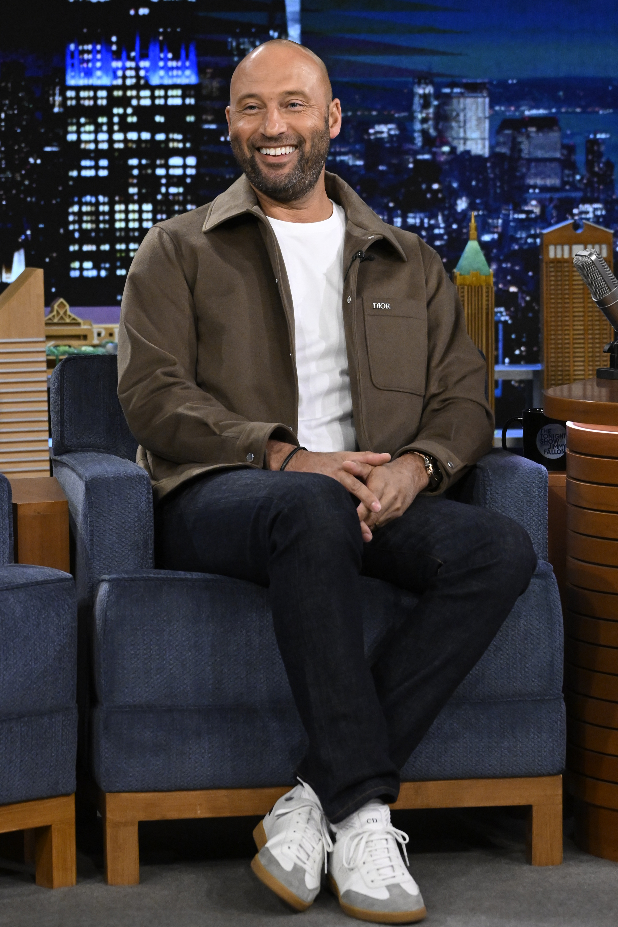 Derek Jeter durante una entrevista en "The Tonight Show Starring Jimmy Fallon" el 1 de febrero de 2023 | Fuente: Getty Images