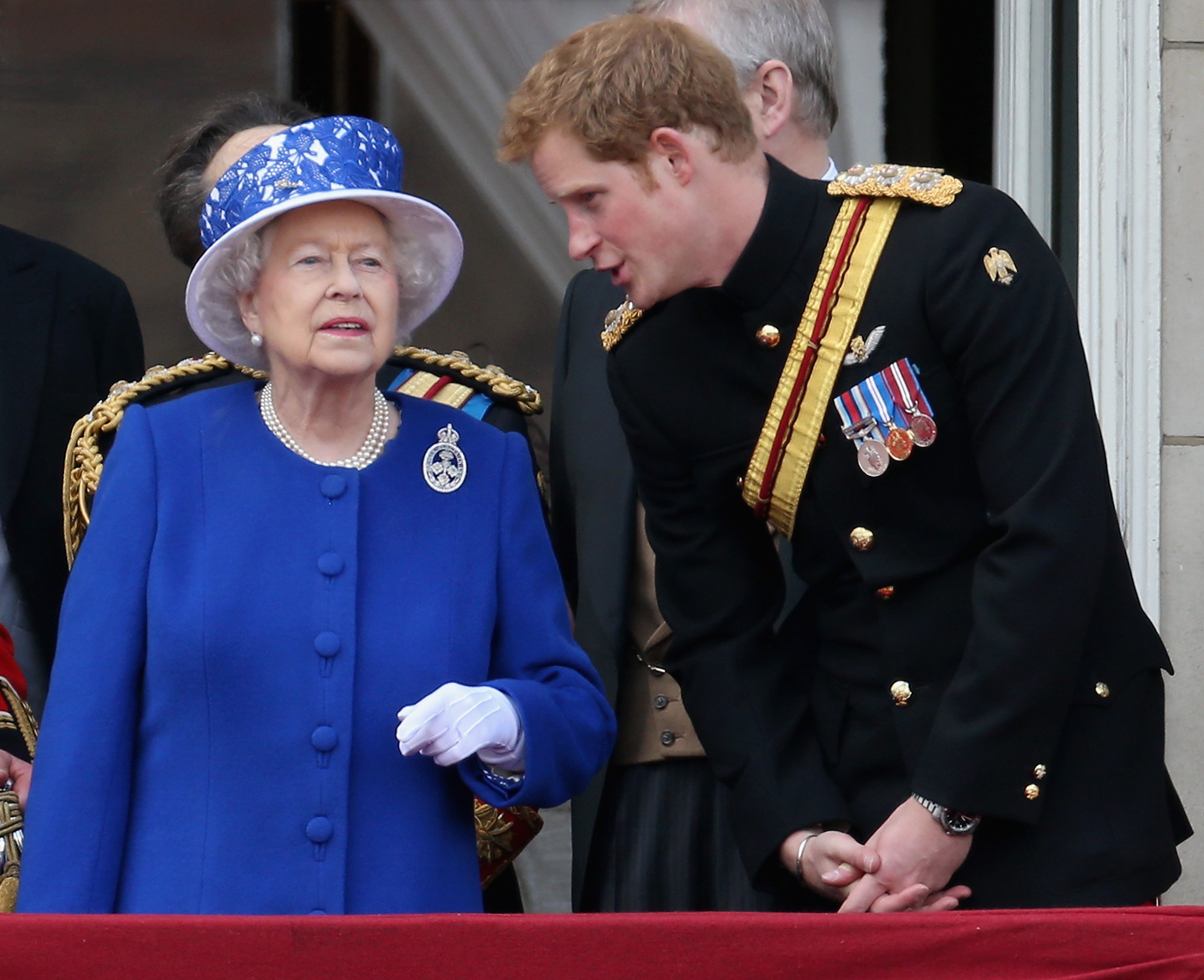 El príncipe Harry y la reina Elizabeth en Londres, 2013. | Foto: Getty Images 