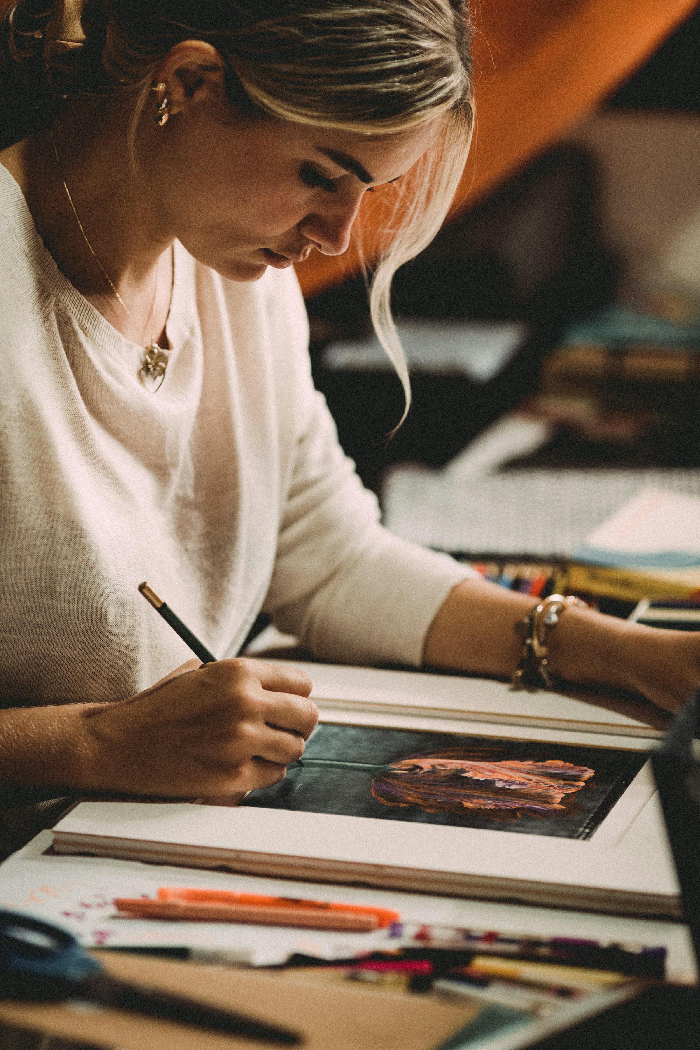 Una donna che lavora nel campo dell'arte | Fonte: Unsplash