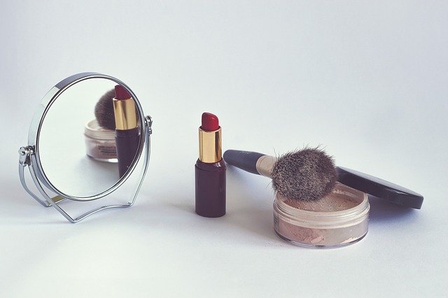 Labial y polvo suelto para maquillar. | Foto: Pixabay.