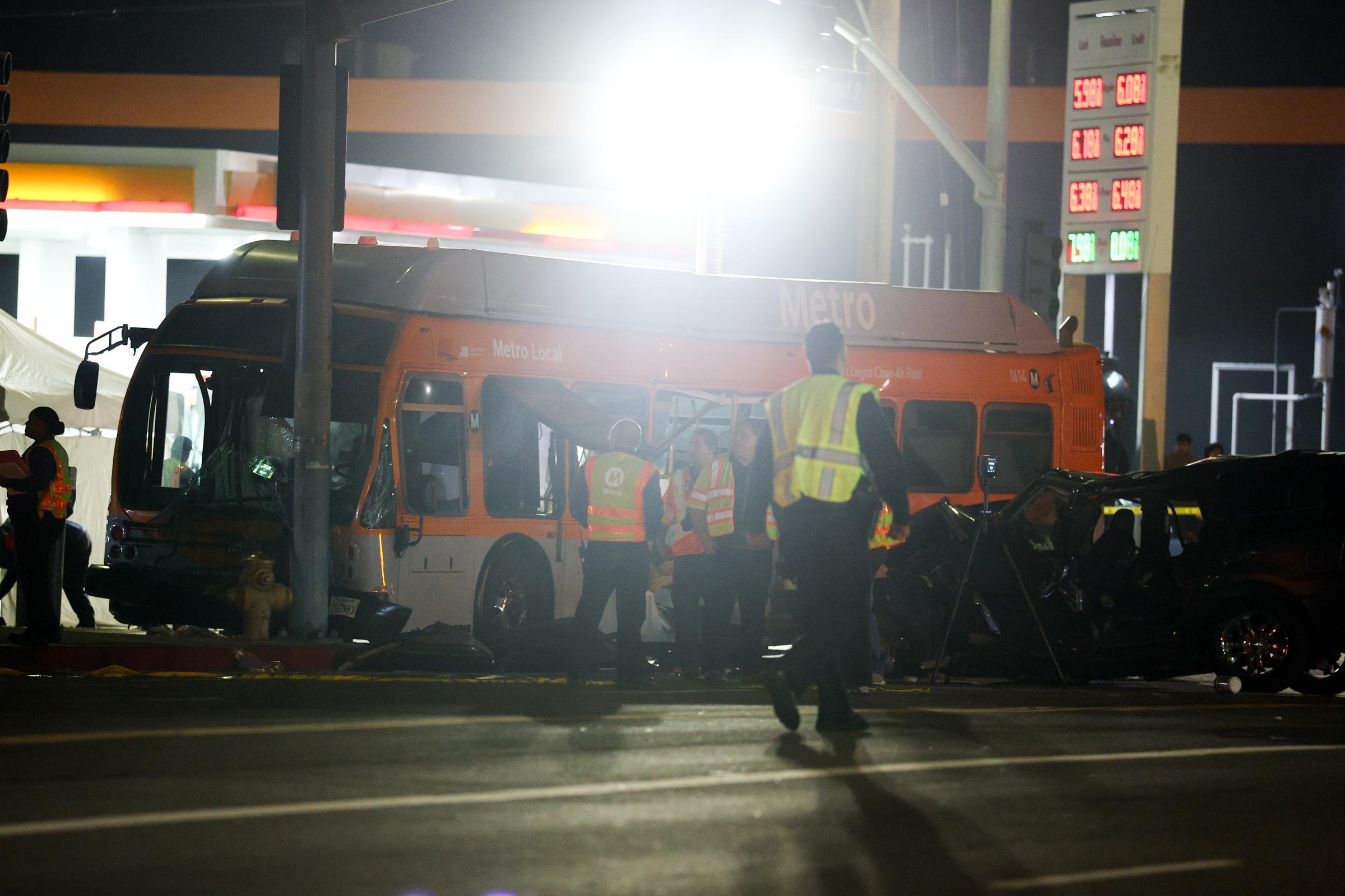 Los servicios de emergencia acuden a un accidente mortal de un autobús de Metro en Chatsworth, Los Ángeles, el martes por la tarde, poco antes de que el helicóptero de noticias de la NBC4 se estrellara cerca de allí. | Fuente: Getty Images