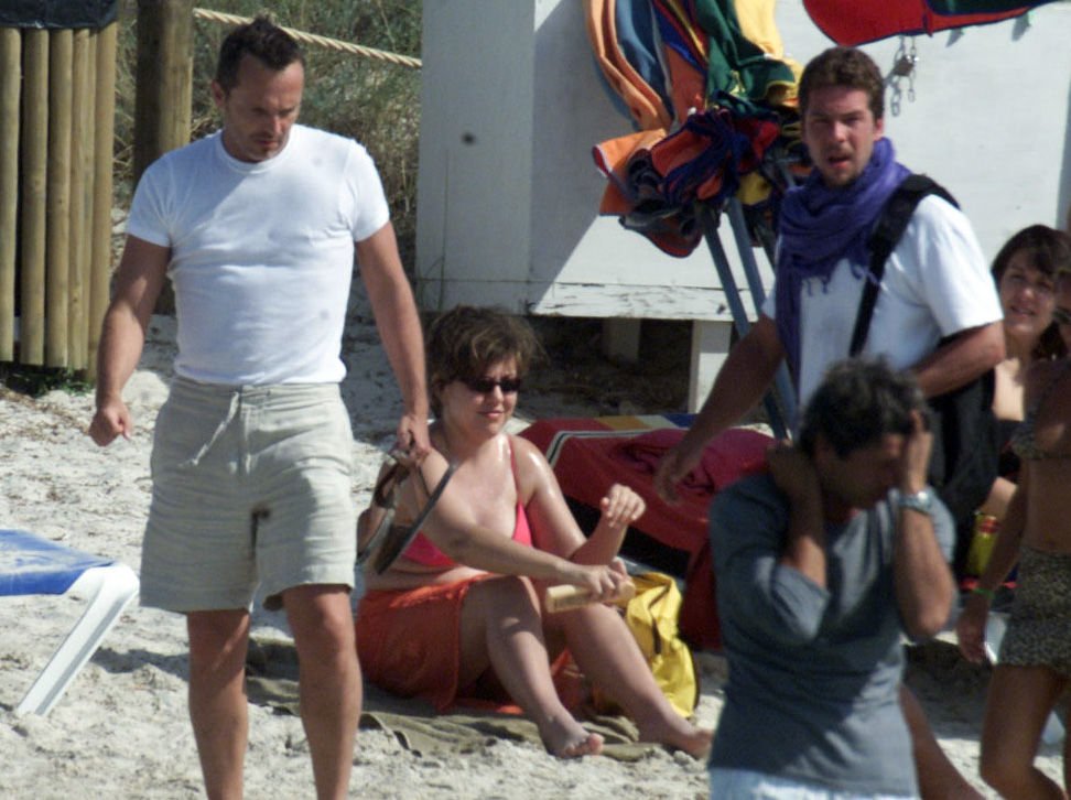 Miguel Bosé y Nacho Palau son vistos el 24 de junio de 2002 en Ibiza. | Foto: Getty Images