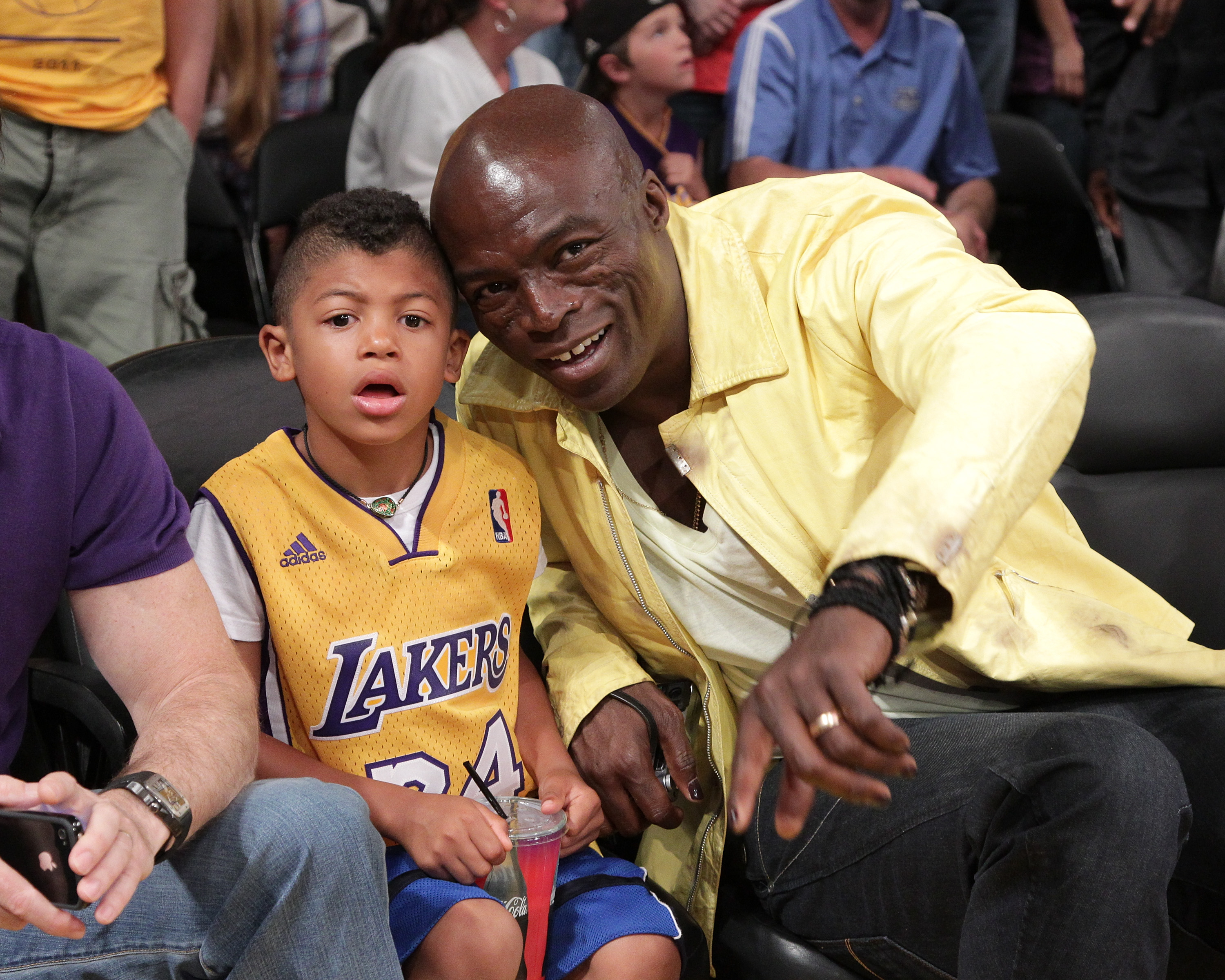 Seal y su hijo Henry Samuel asisten al partido entre los New Orleans Hornets y Los Angeles Lakers en el Staples Center el 17 de abril de 2011 en Los Angeles, California | Fuente: Getty Images