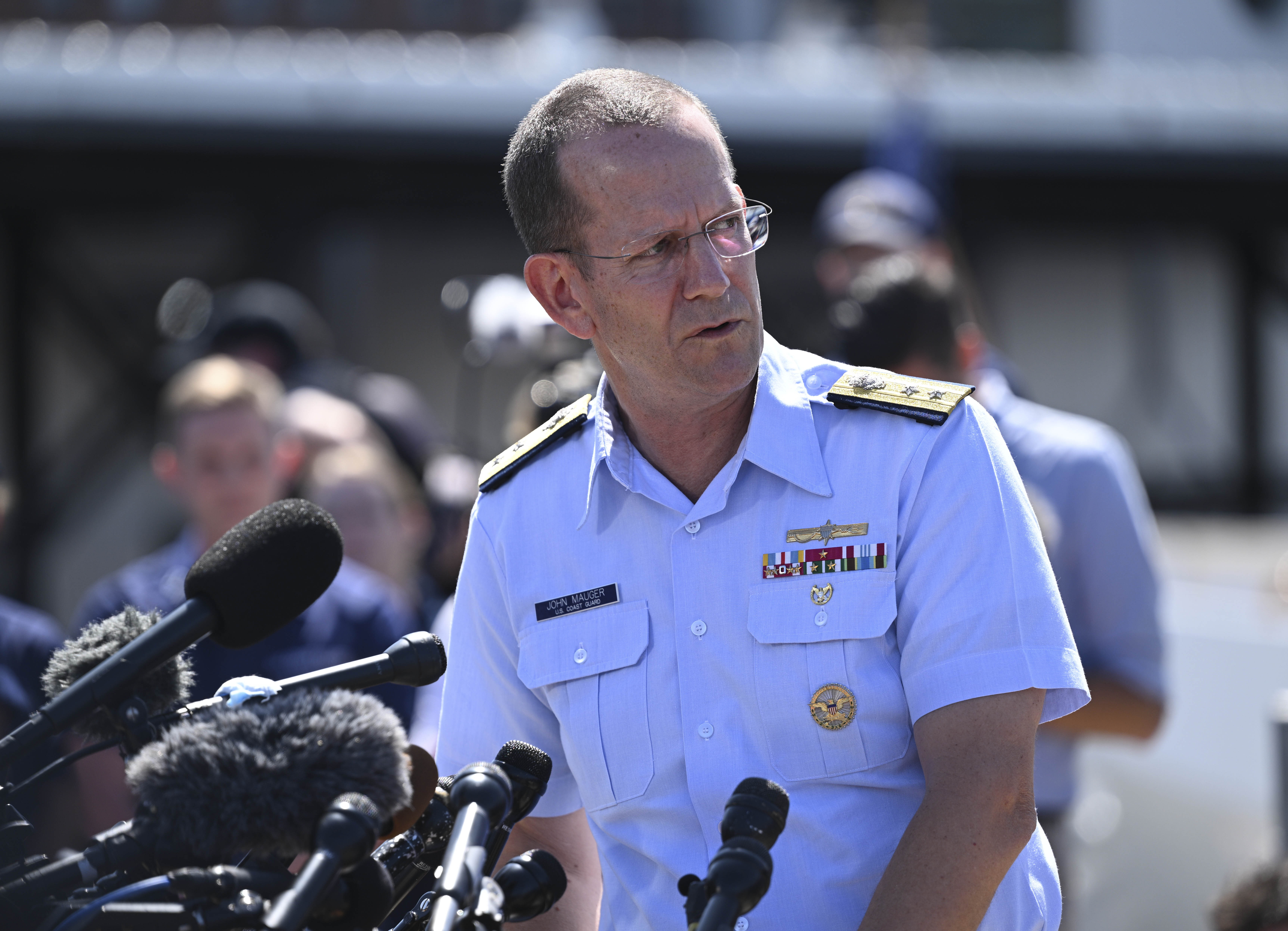 El contralmirante estadounidense John Mauger hace declaraciones a la prensa en la Base de la Guardia Costera de Boston en Boston, Massachusetts, Estados Unidos, el 22 de junio de 2023 | Fuente: Getty Images