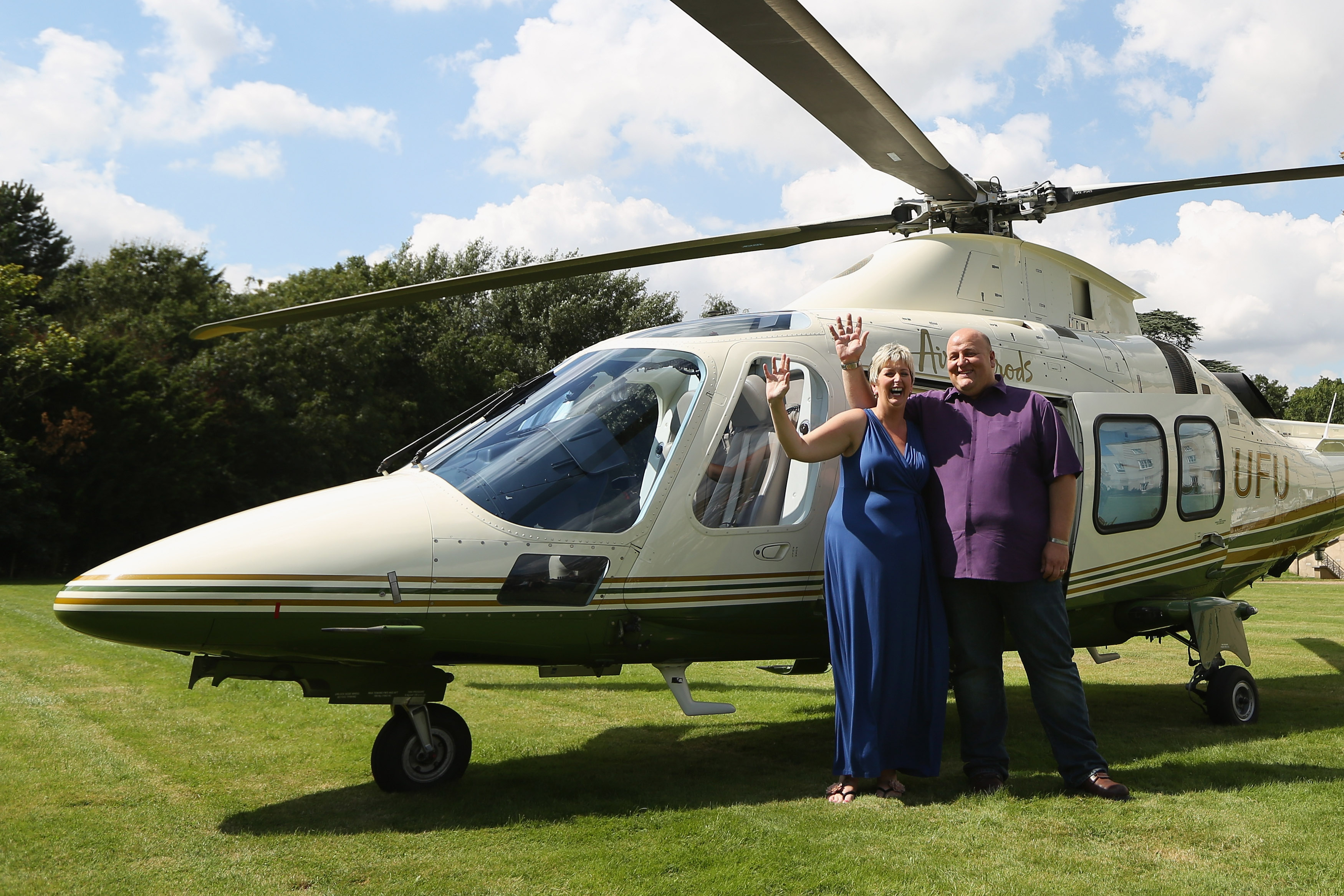 Gillian y Adrian Bayford celebran haber ganado el bote de más de 148 millones de libras esterlinas en la lotería Euromillones el 14 de agosto de 2012, en Hatfield Heath, Inglaterra | Fuente: Getty Images