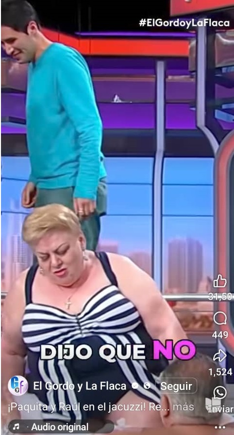 Paquita la del Barrio entrando en el jacuzzi en el programa de "El Gordo y la Flaca" | Fuente: Facebook/El Gordo y La Flaca