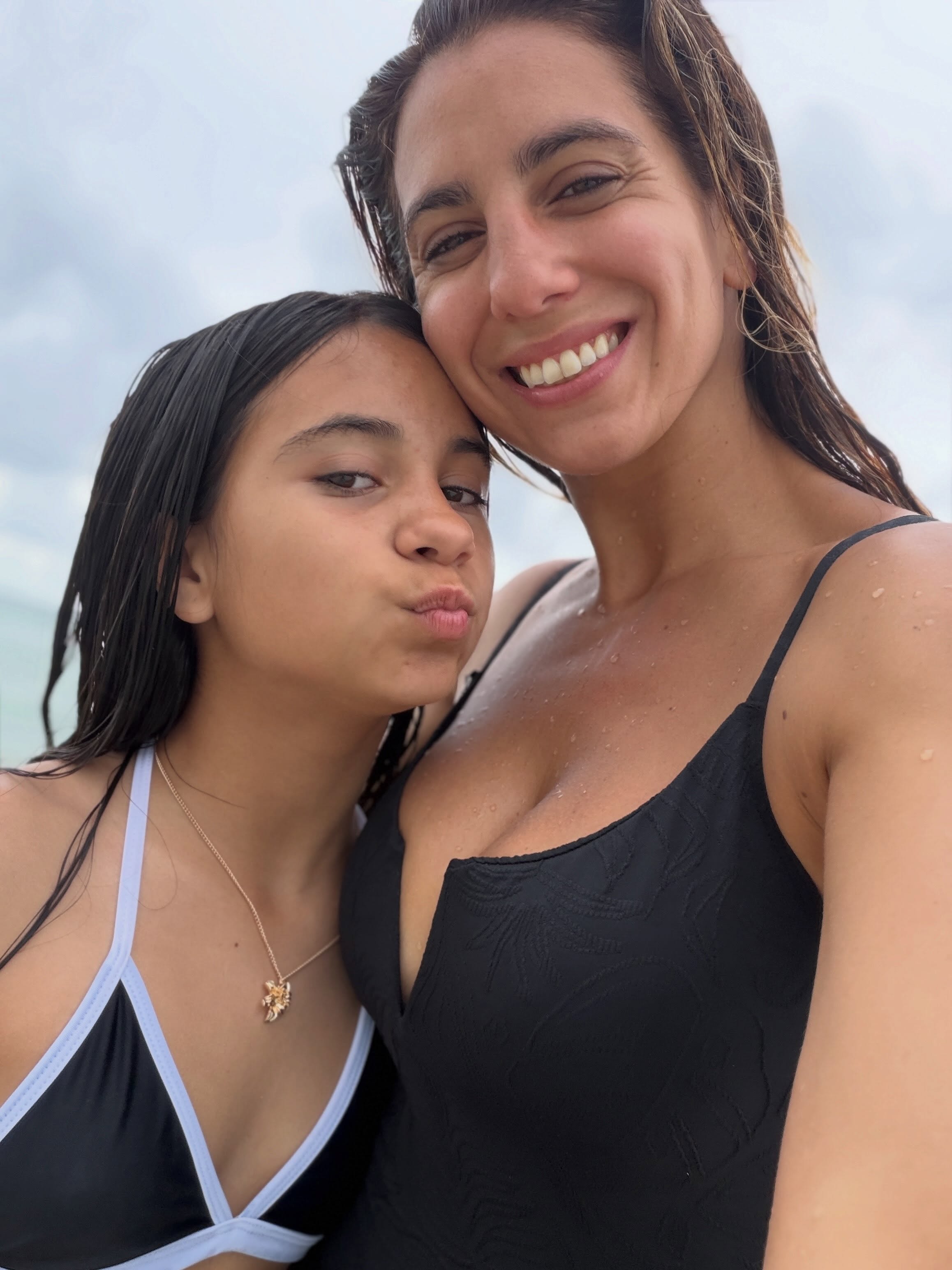 Cinthia Fernández junto a una de sus hijas durante sus vacaciones familiares en Miami | Fuente: Instagram/cinthia_fernandez_