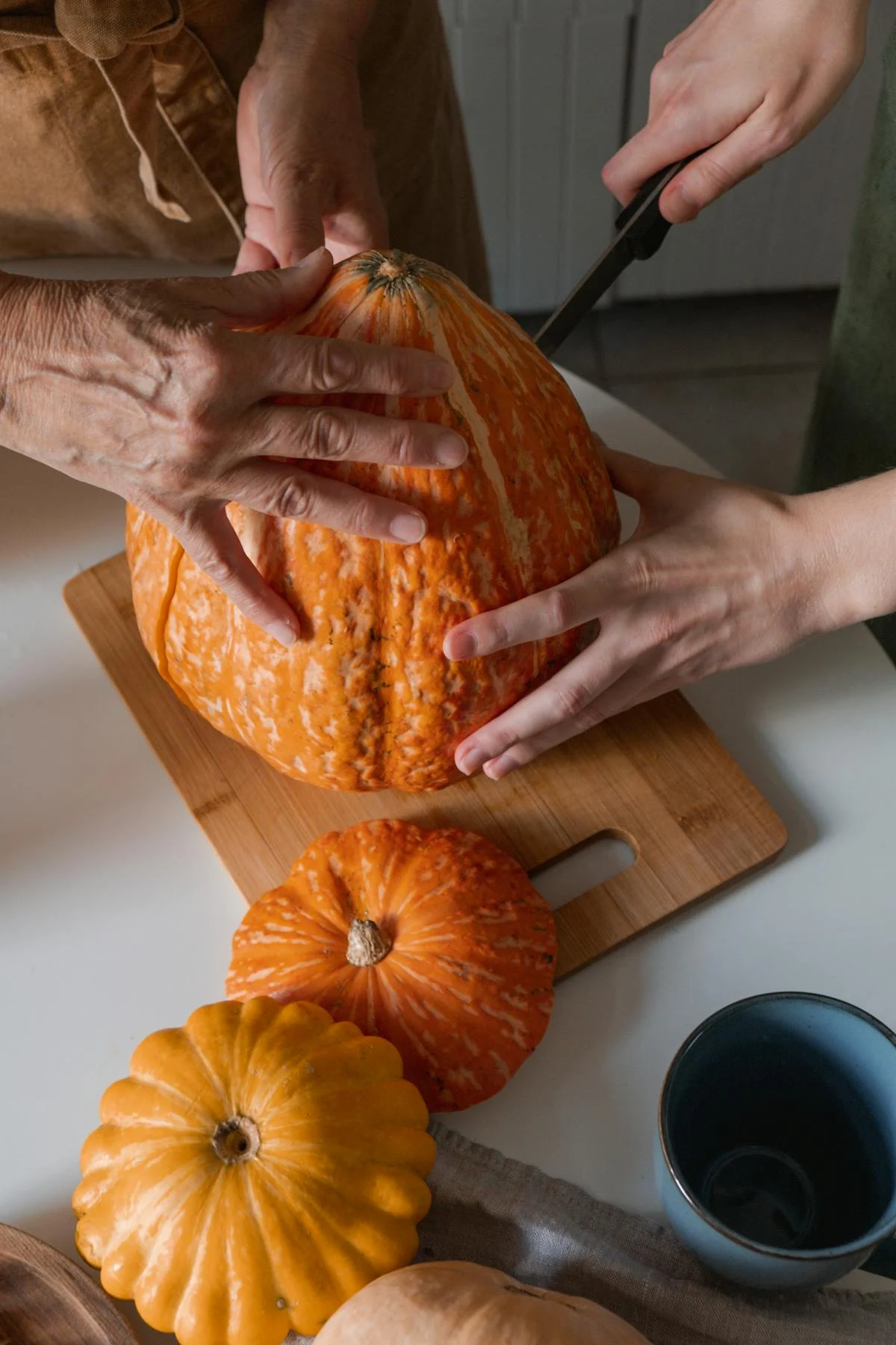 Dos mujeres cortando una calabaza | Fuente: Pexels