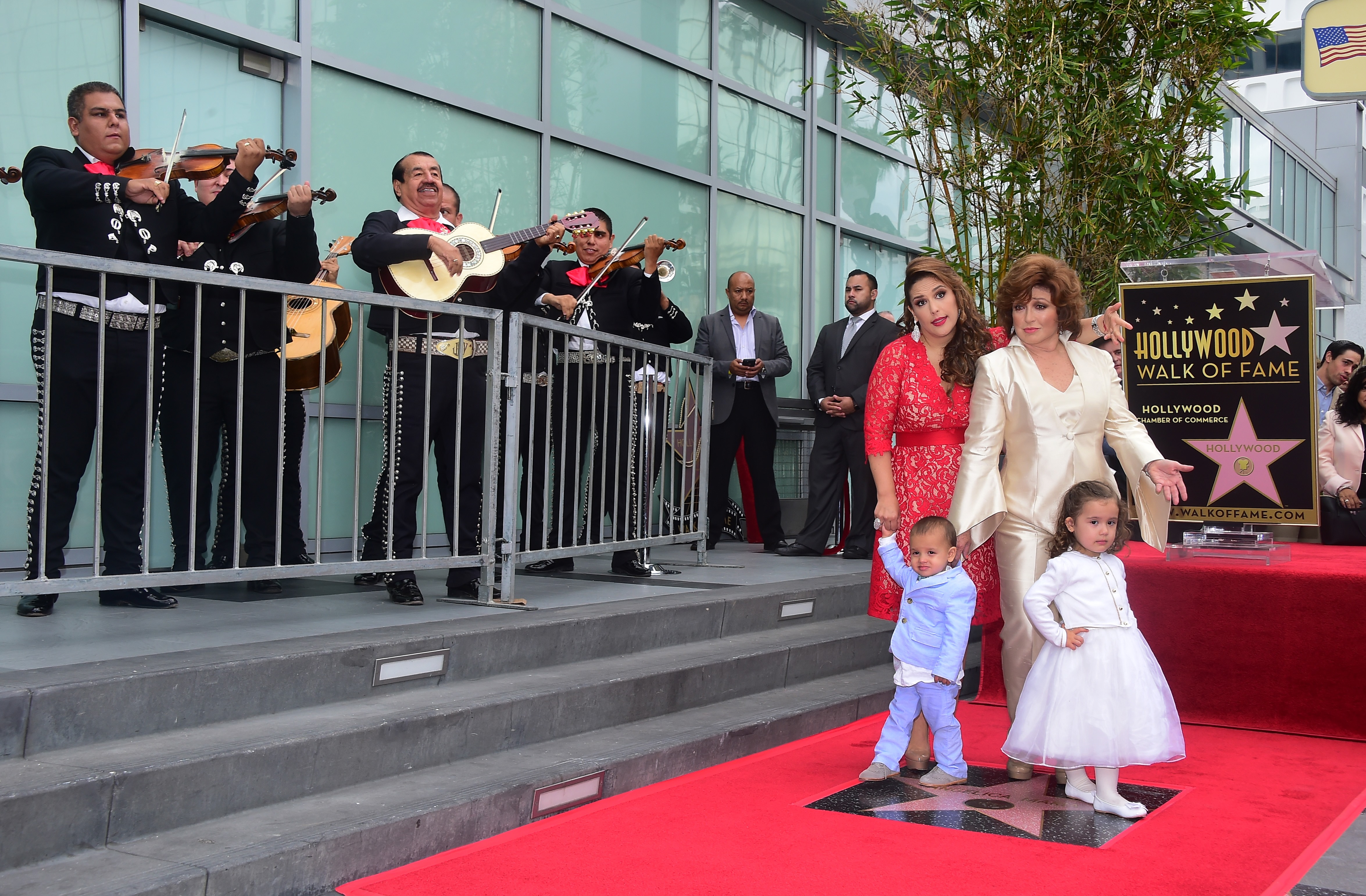 Angélica María posa con su hija, la comediante Angélica Vale y sus nietos ante su Estrella del Paseo de la Fama de Hollywood mientras una banda de mariachis toca el 25 de mayo de 2016 en Hollywood, California. | Fuente: Getty Images.