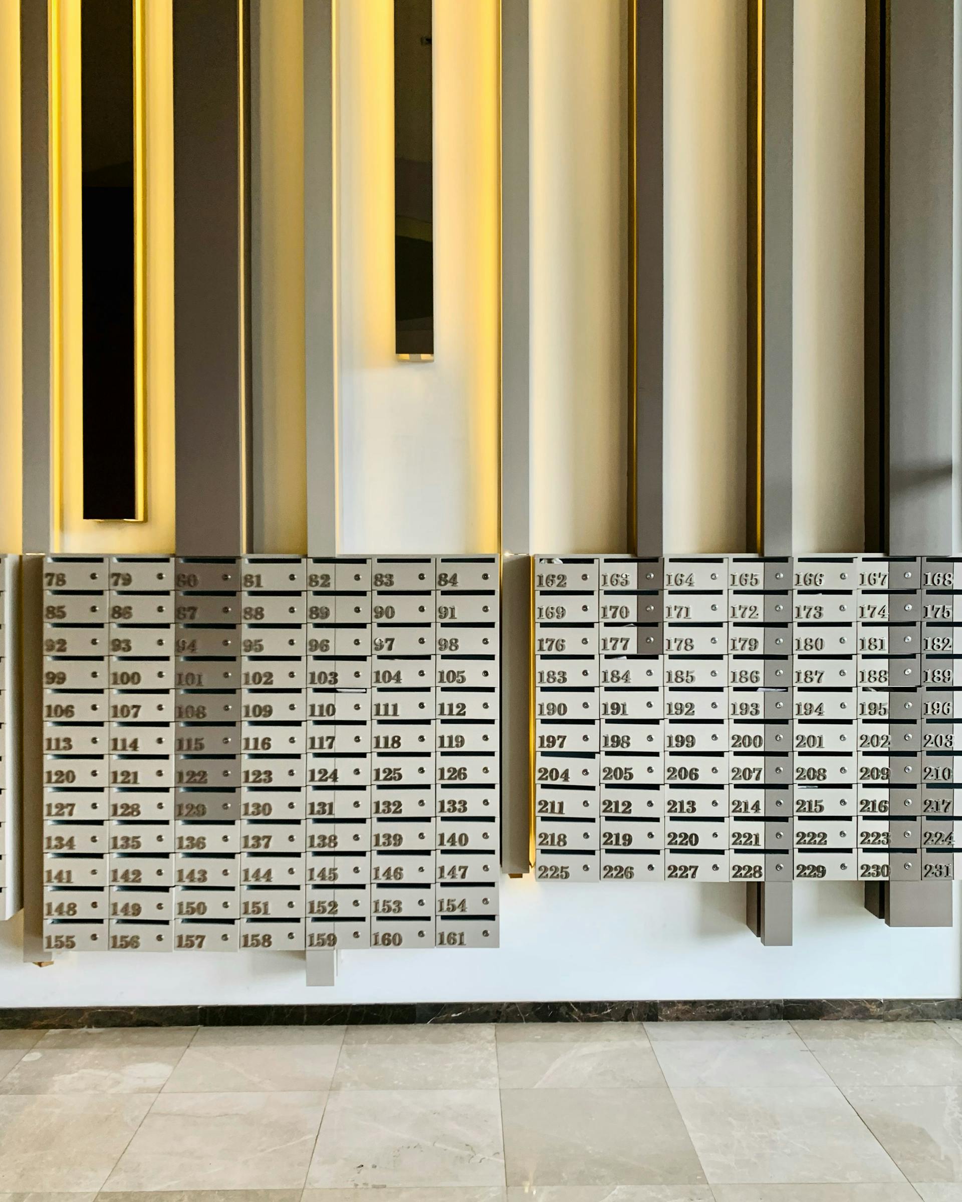 Vestíbulo de un edificio de apartamentos | Fuente: Pexels