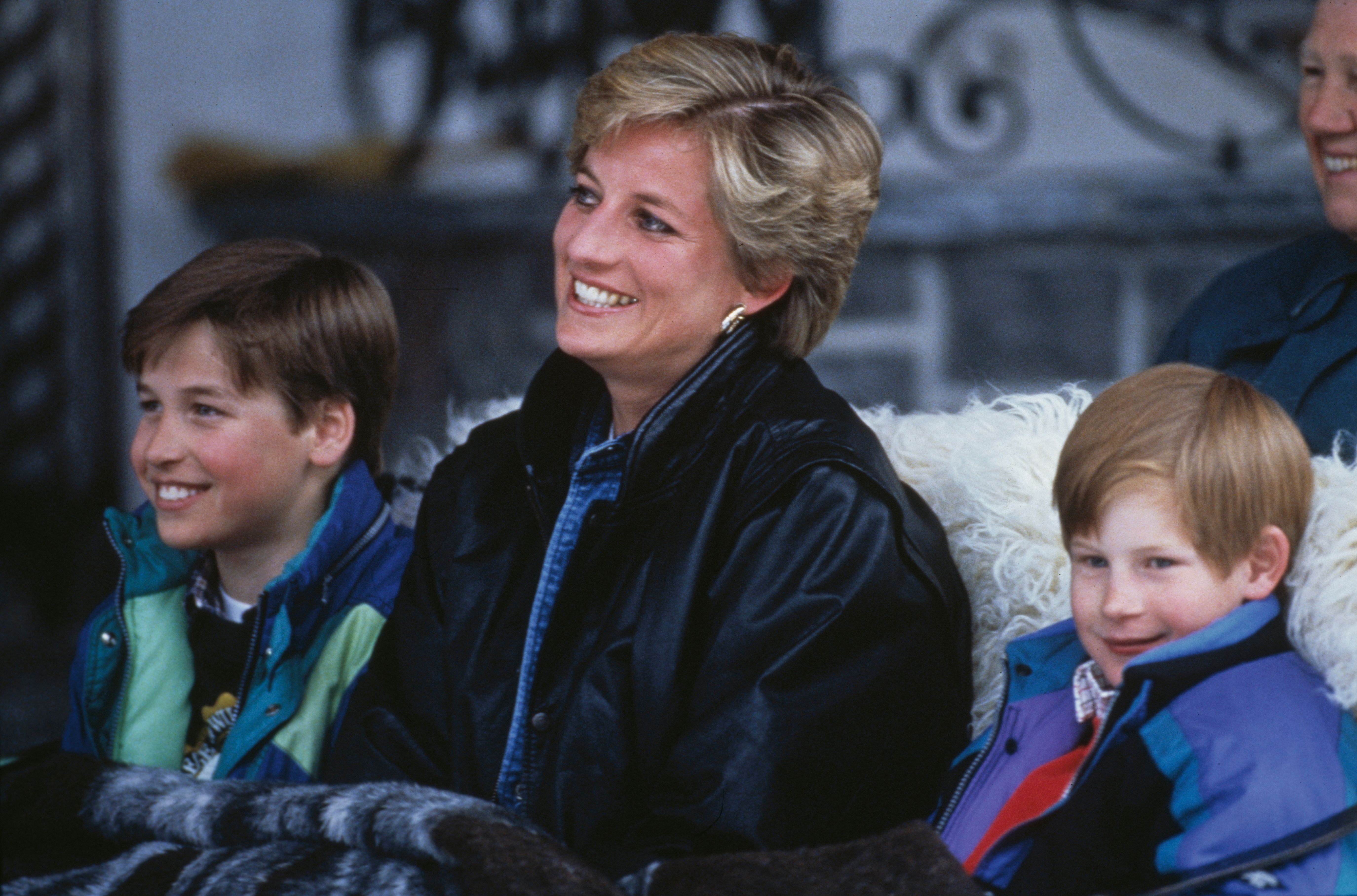 Princesa Diana y príncipes William y Harry en marzo de 1993 en Lech, Austria. | Foto: Getty Images