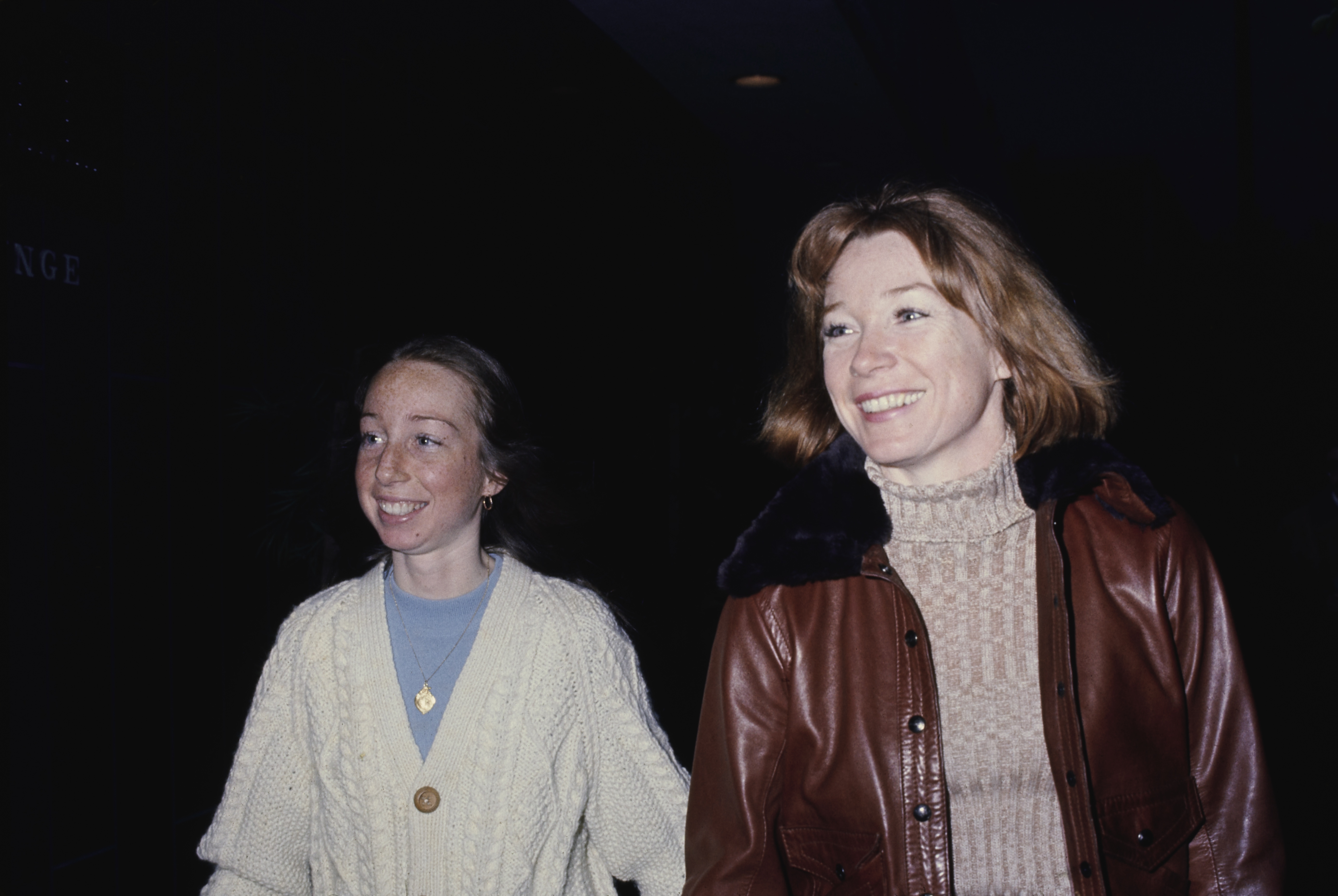 Sachi Parker y Shirley MacLaine asisten a una producción teatral de "Pastorale" el 1 de abril de 1974, en Beverly Hills, California | Fuente: Getty Images