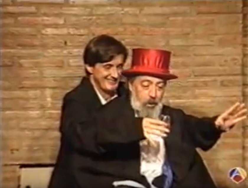 Pepe Carrol hace uno de sus trucos de magia con un participante. | Foto: ai.pictures Español
