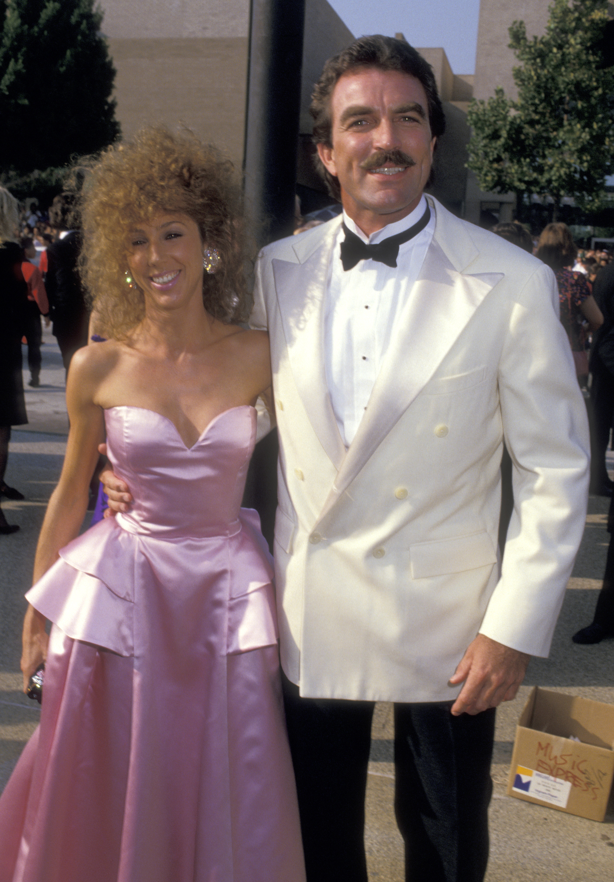 Jillie Mack y Tom Selleck en la 39 edición de los Premios Emmy el 20 de septiembre de 1987, en Pasadena, California. | Fuente: Getty Images