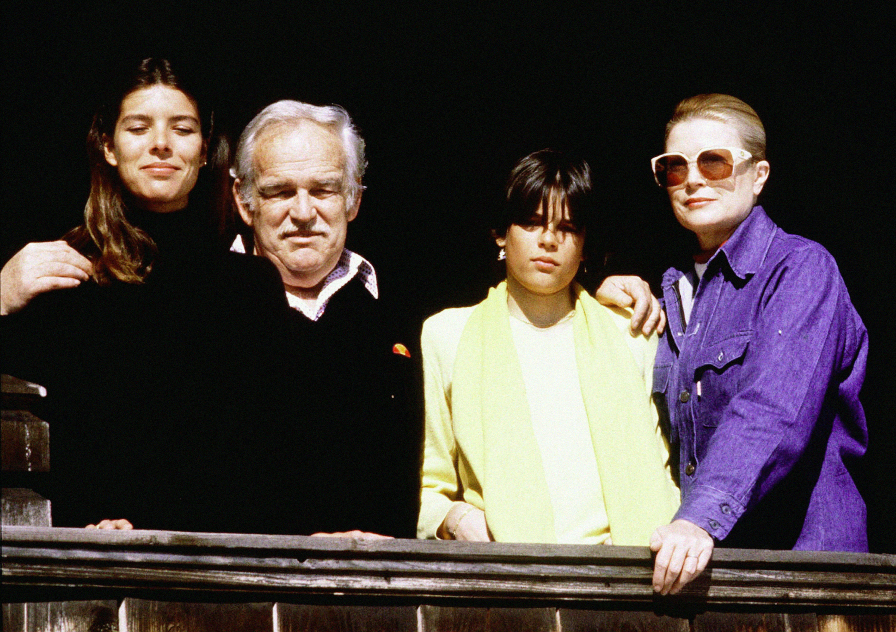 La princesa Carolina, el príncipe Rainiero III de Mónaco, la princesa Estefanía y la princesa Grace en Gstaad, Suiza, en 1981. | Fuente: Getty Images