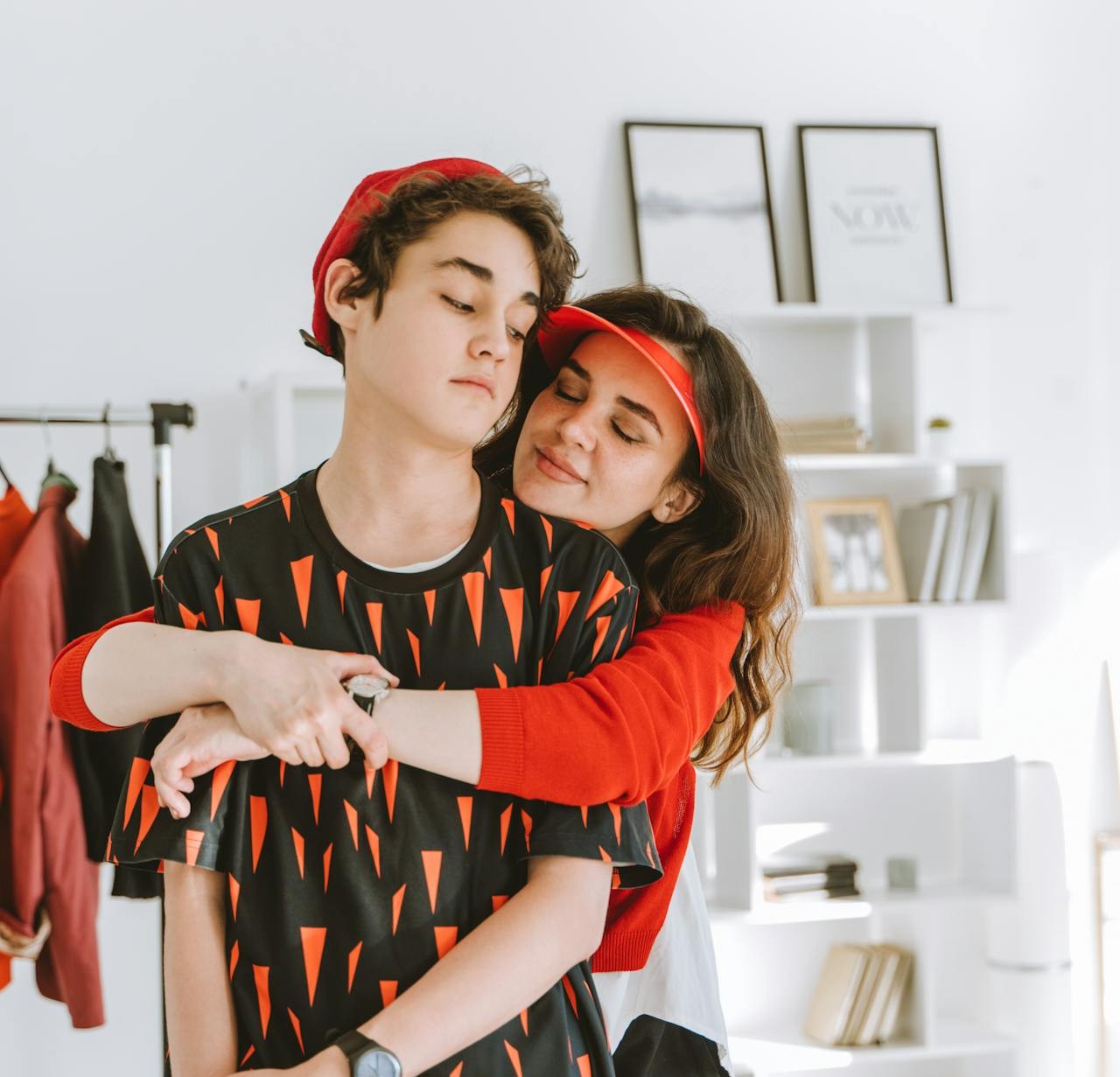 Una madre abrazando a su hijo adolescente | Fuente: Pexels