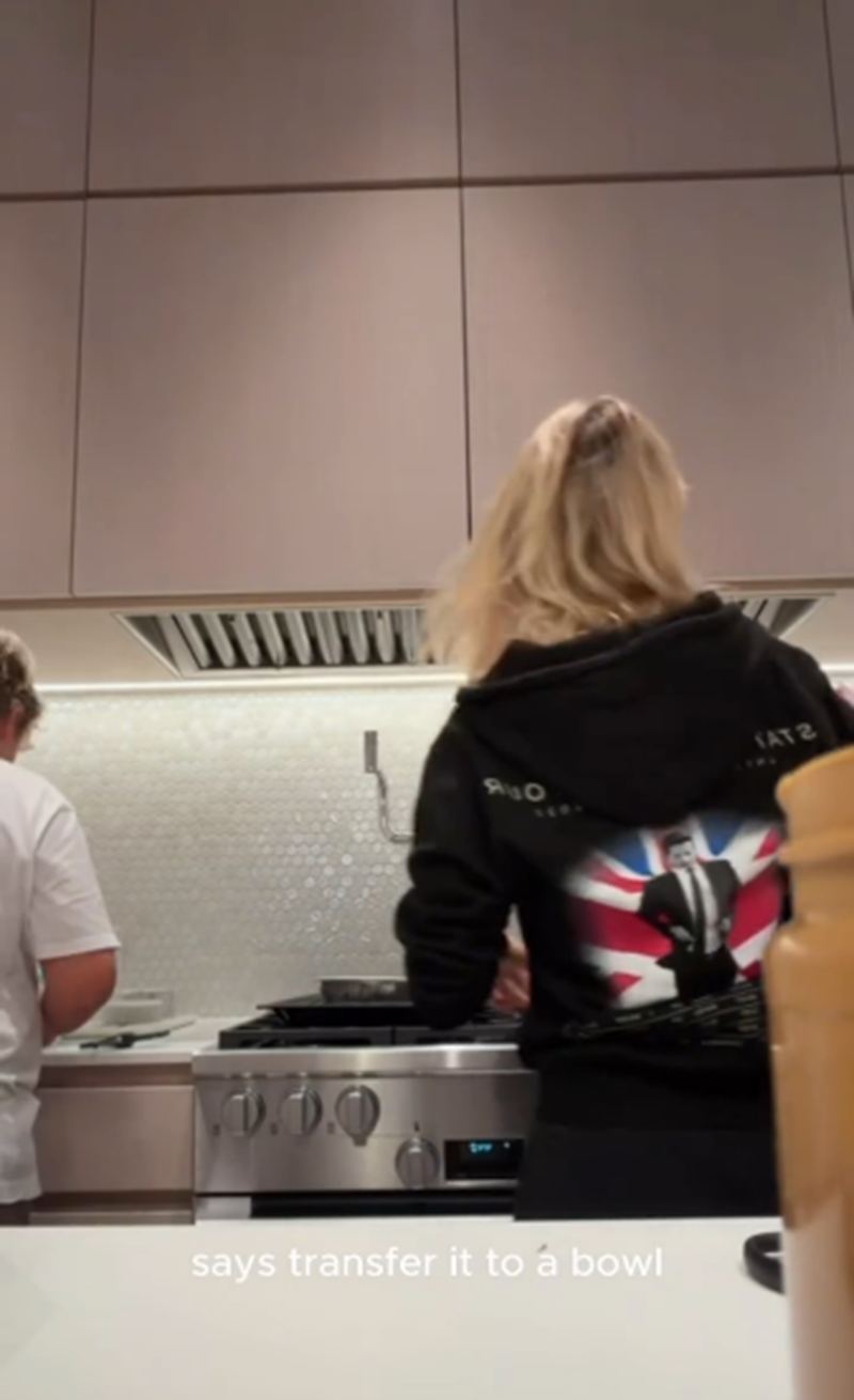 Luisana Lopilato cocinando junto a su hijo Noah | Fuente: Instagram/luisanalopilato