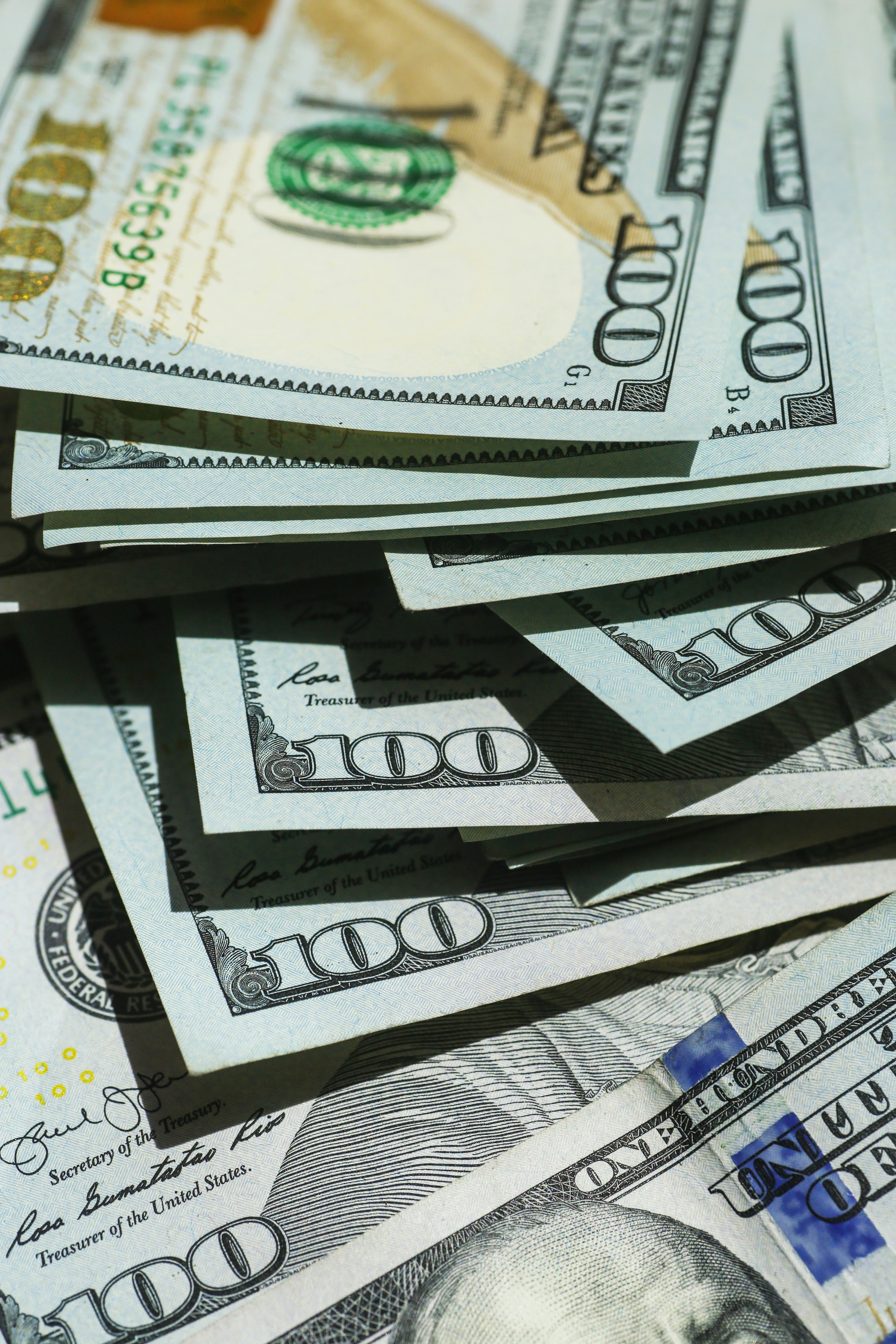 Montones de dinero sobre una mesa | Fuente: Unsplash