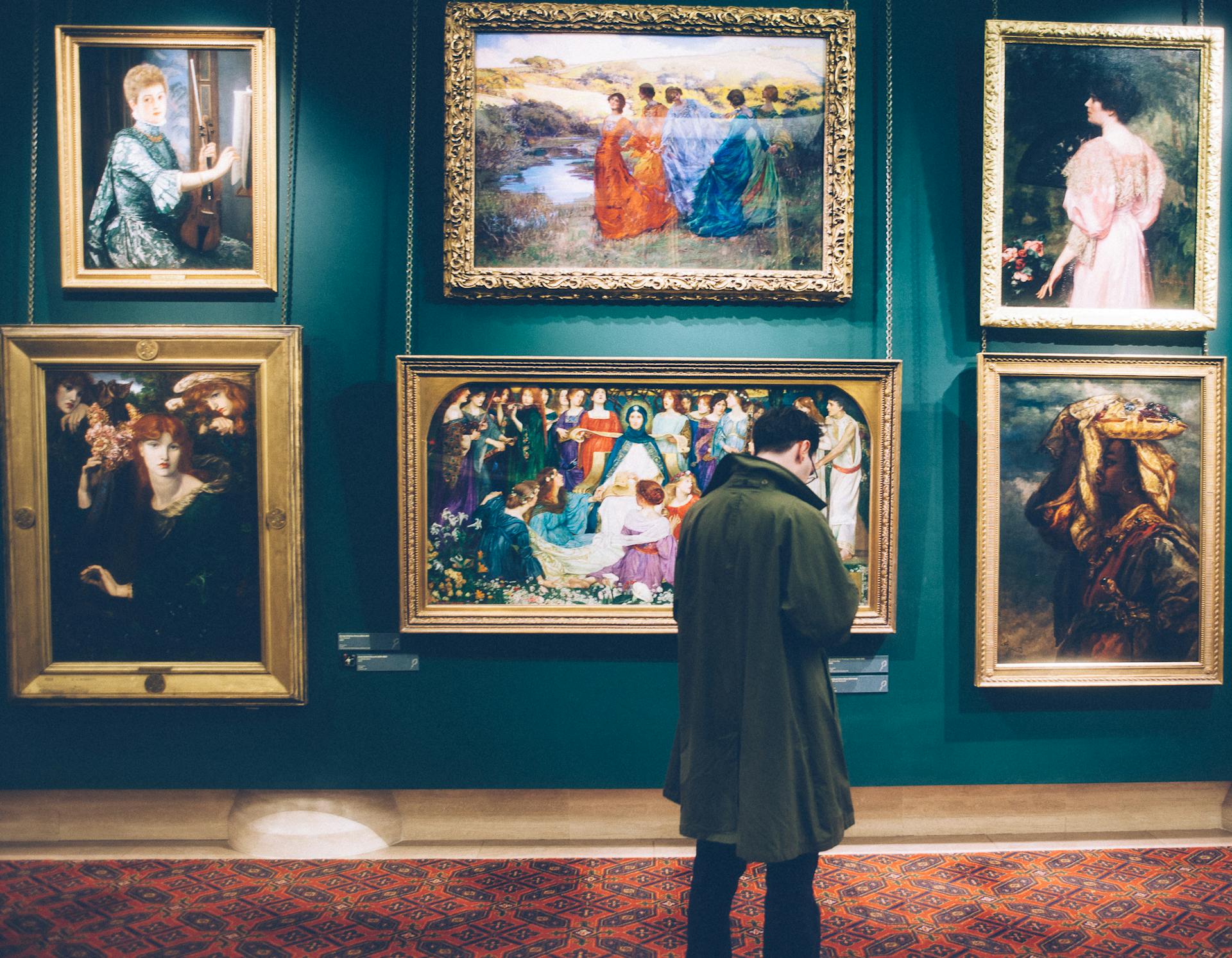 Un hombre en una galería de arte | Fuente: Pexels