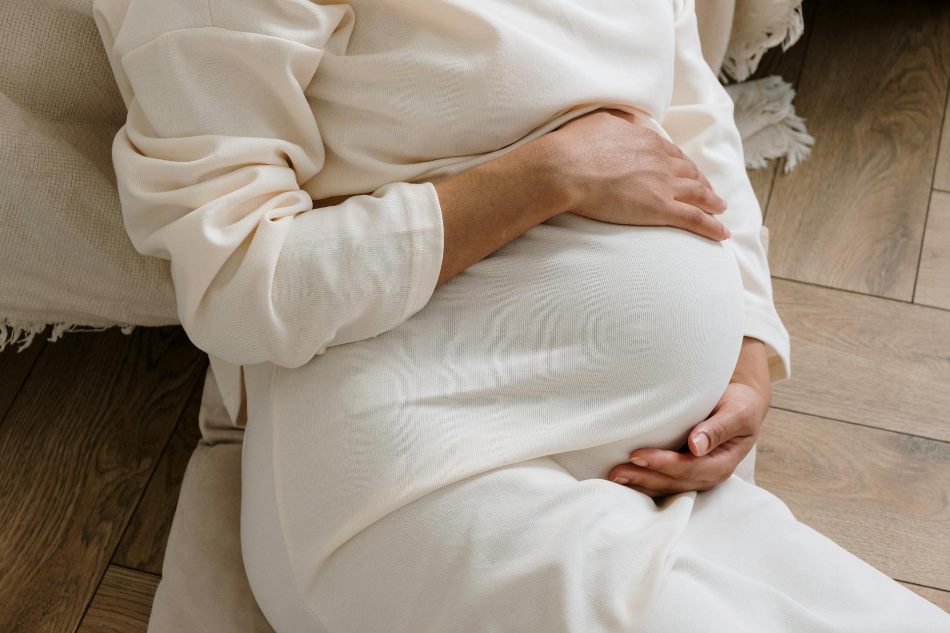 Primo piano di una donna incinta che stringe il suo pancione | Fonte: Pexels