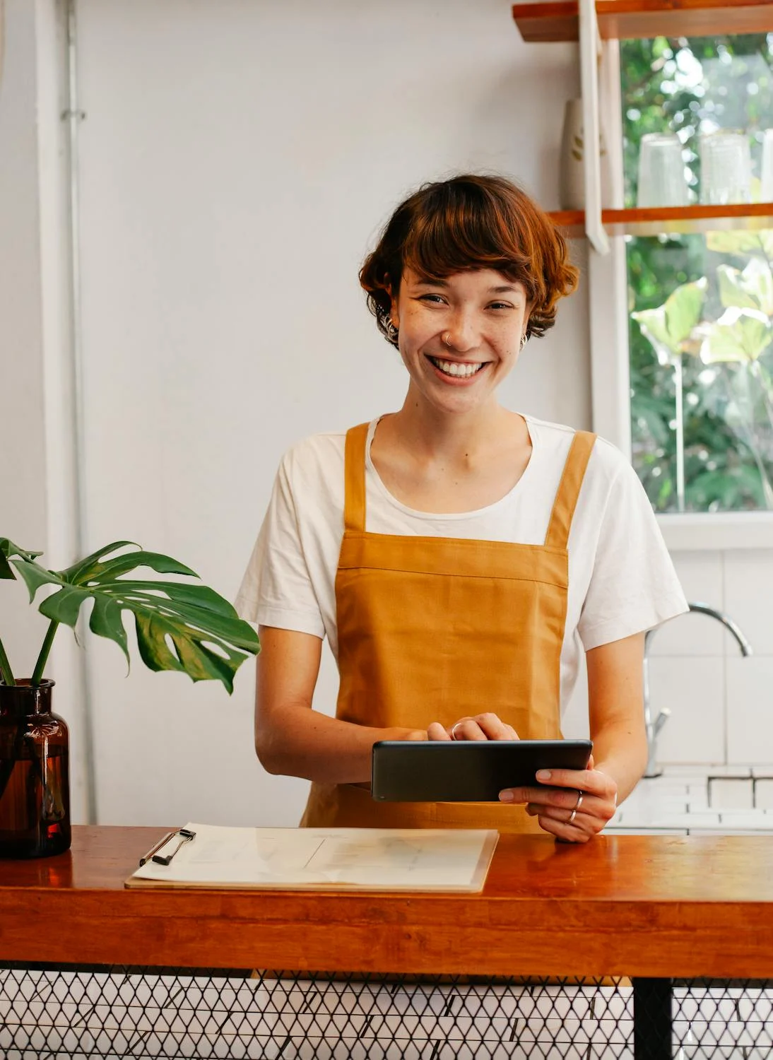 Una camarera sonriente en una cafetería | Fuente: Pexels