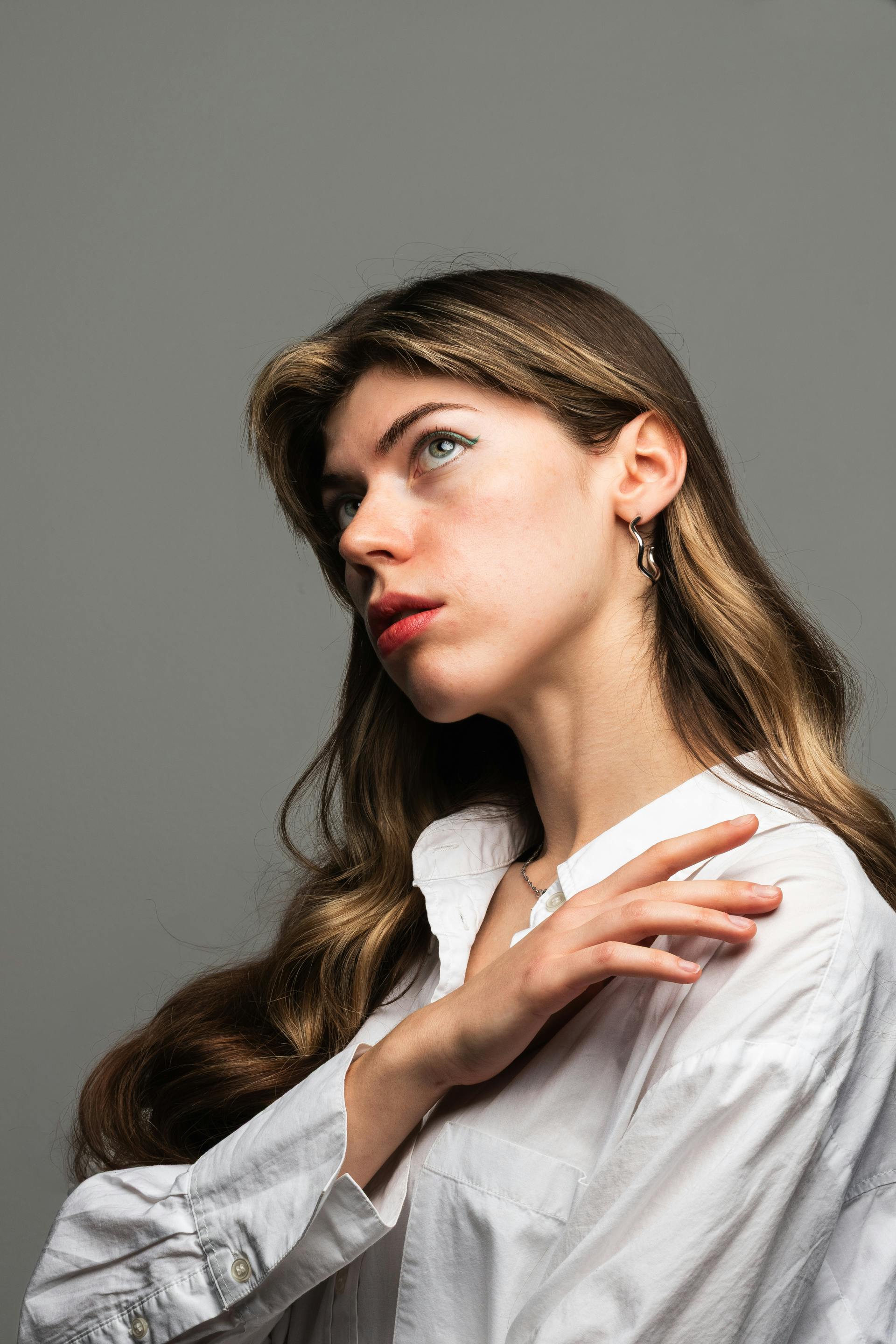 Una donna immersa nei suoi pensieri | Fonte: Pexels