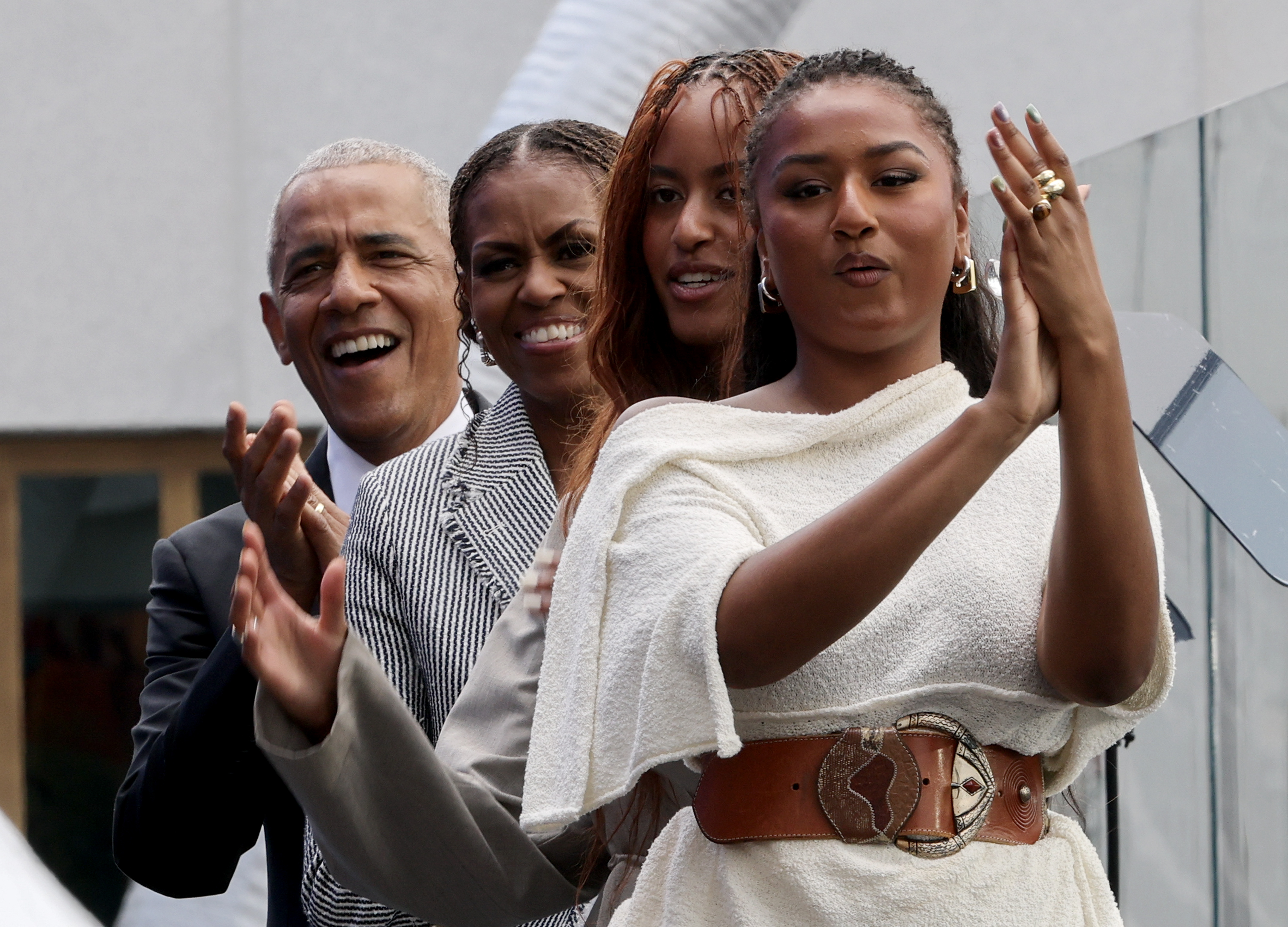 Malia y Sasha acompañaron a sus padres en la inauguración del 18 de junio de 2026, donde se fotografió a la familia animando tras la actuación de Eddie Vedder y Guitars Over Guns. | Fuente: Getty Images