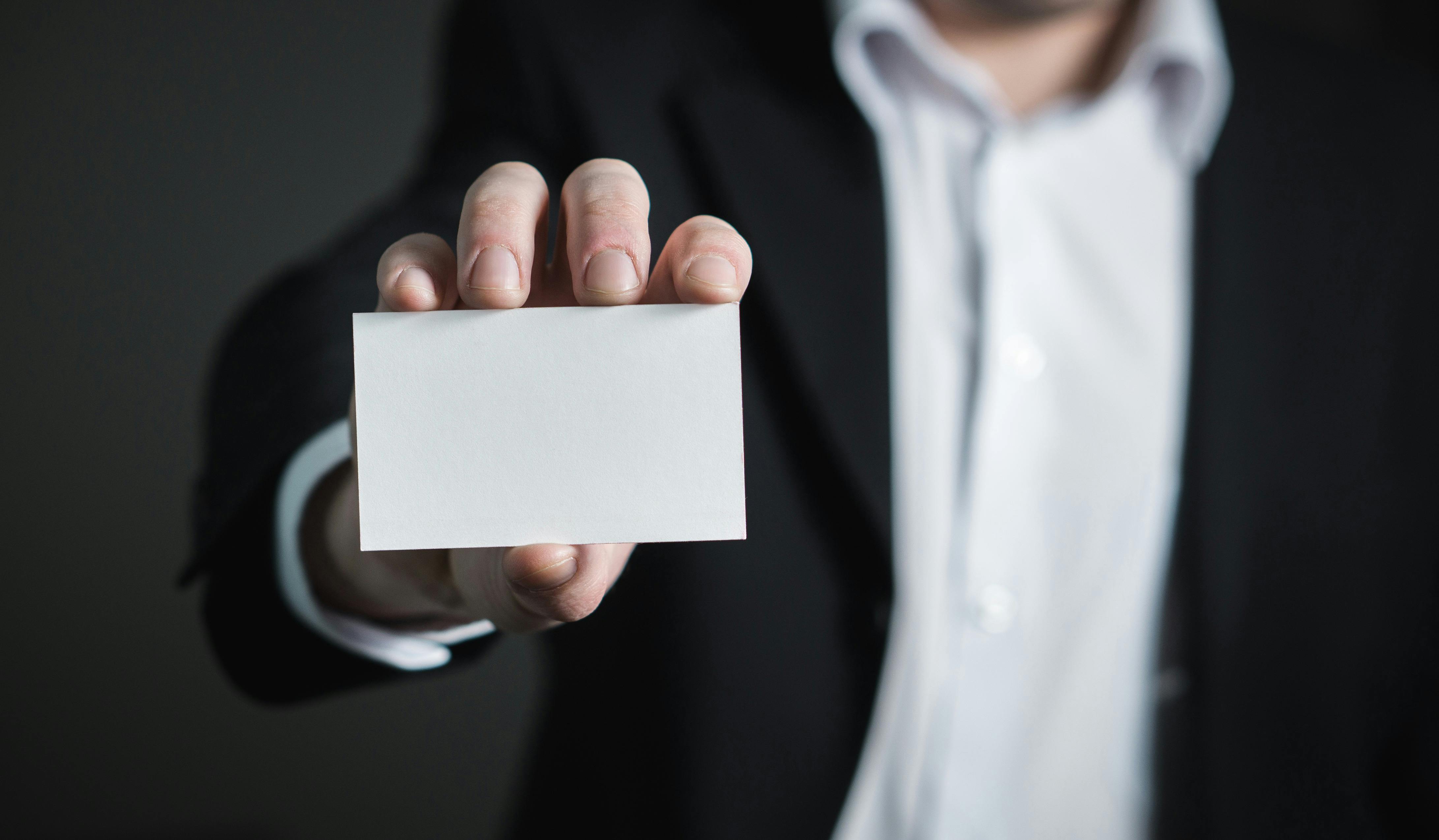 Un uomo con un biglietto da visita in mano | Fonte: Pexels