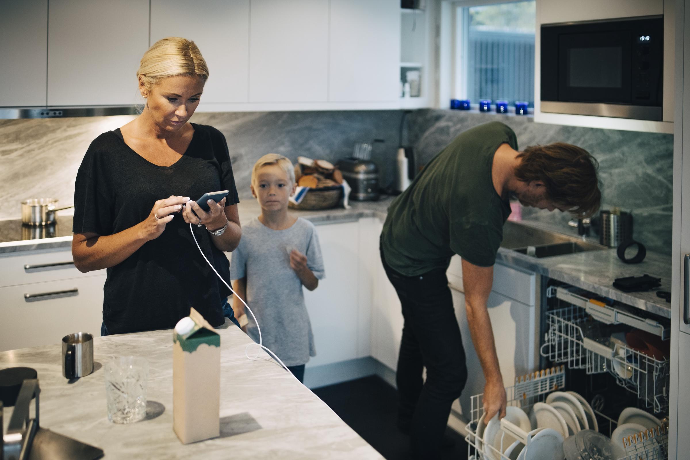 Compartir las tareas del hogar también significa tomar la iniciativa. Planificar la cena, revisar las compras o limpiar sin que te lo pidan puede hacer que las tardes sean más llevaderas para los dos. | Fuente: Getty Images.