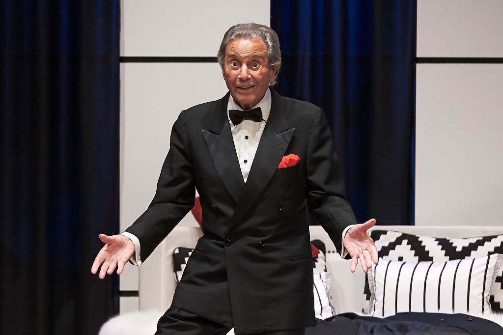 Arturo Fernández celebra su 89 cumpleaños en el escenario durante la obra de teatro 'Alta Seduccion' en el Teatro Amaya el 21 de febrero de 2018 en Madrid, España. | Imagen: Getty Images