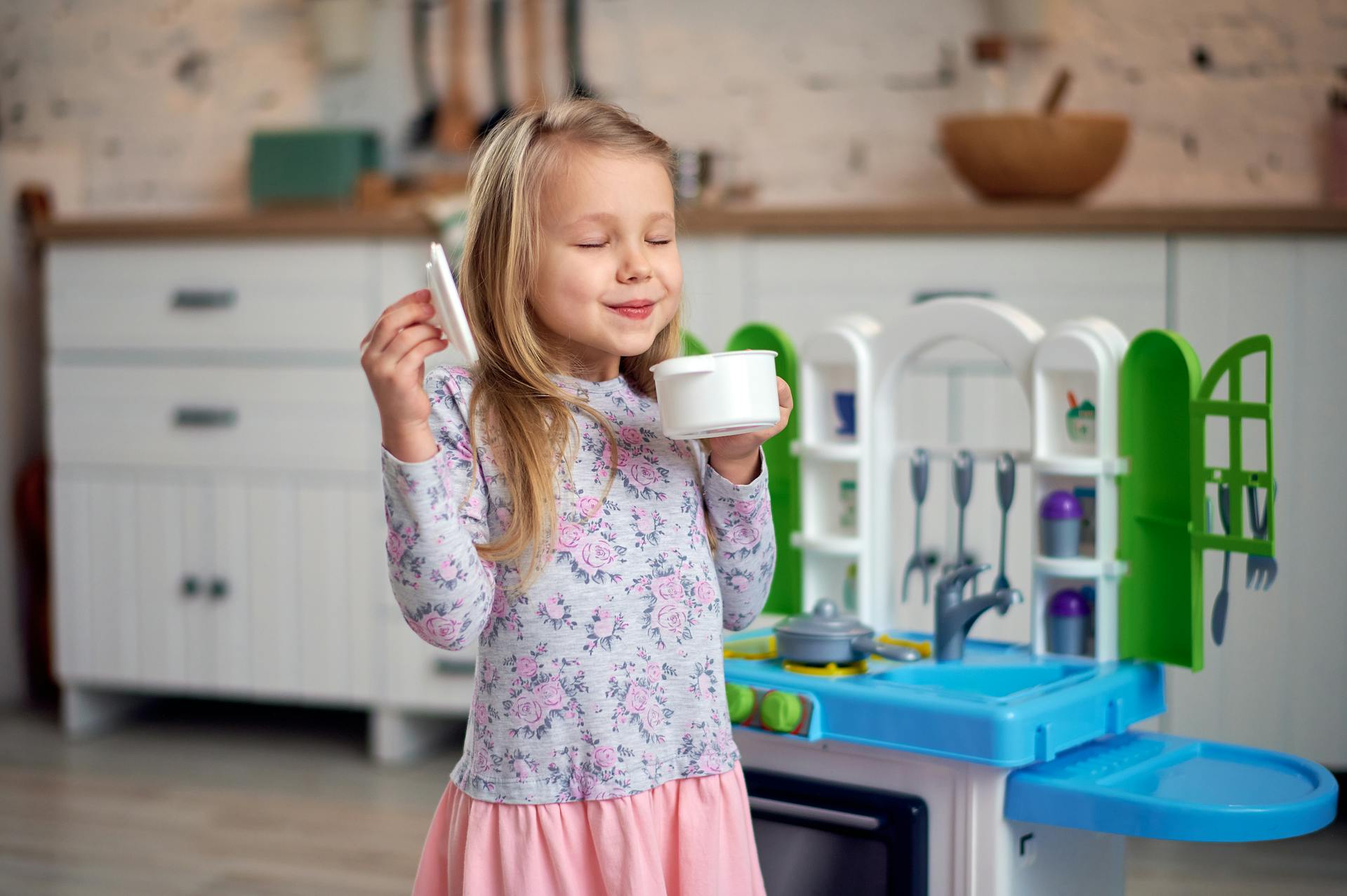 Una niña jugando con su juego de cocina | Fuente: Pexels