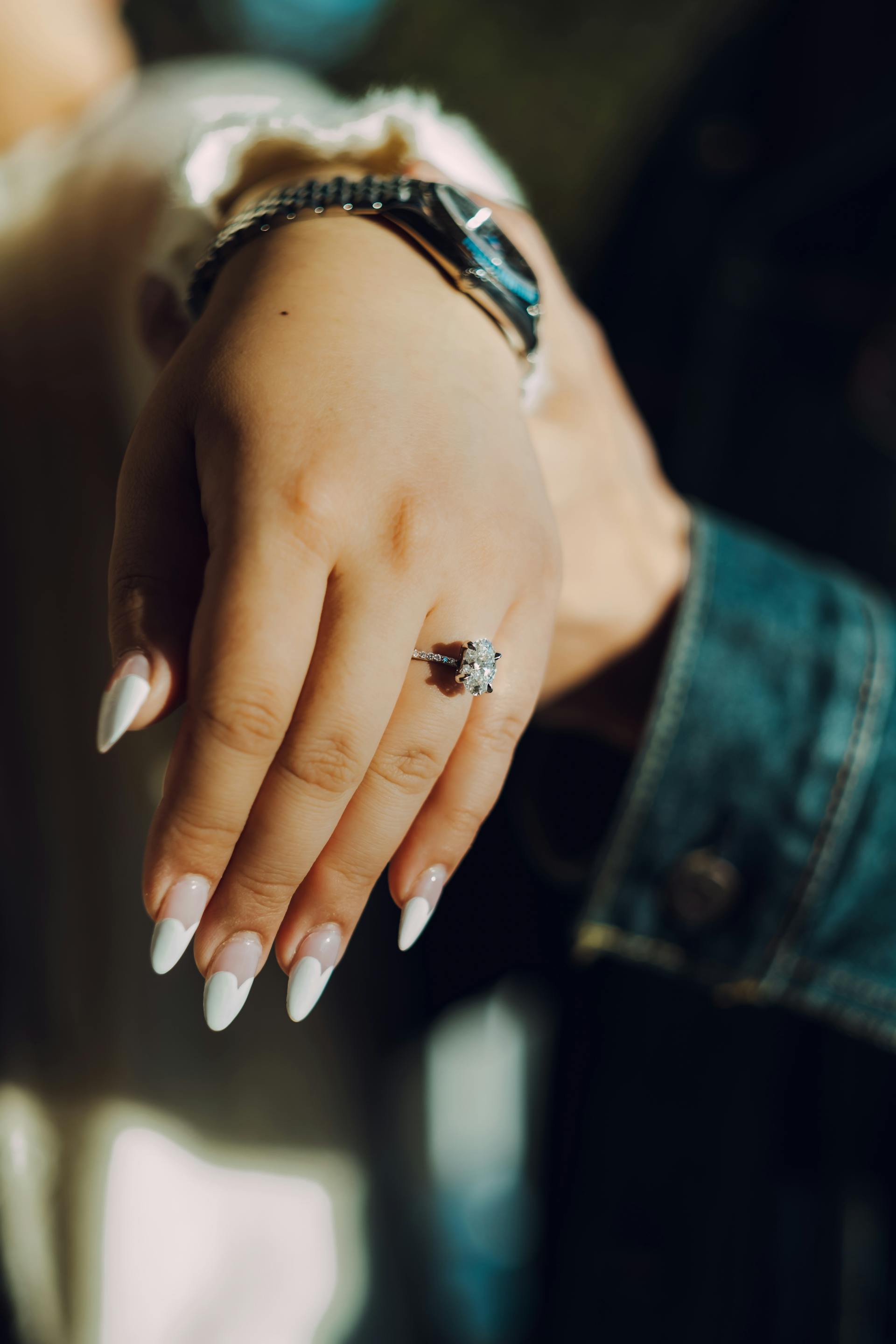 Una mujer con un anillo de compromiso | Fuente: Pexels