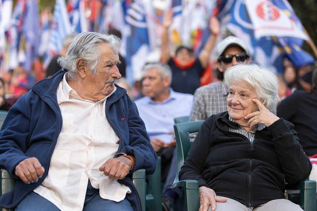 Former President of Uruguay Jose Mujica and his wife Lucia Topolansky look on during a campaign rally in Montevideo on April 1 , 2024 in Montevideo, Uruguay. | Foto: Getty Images